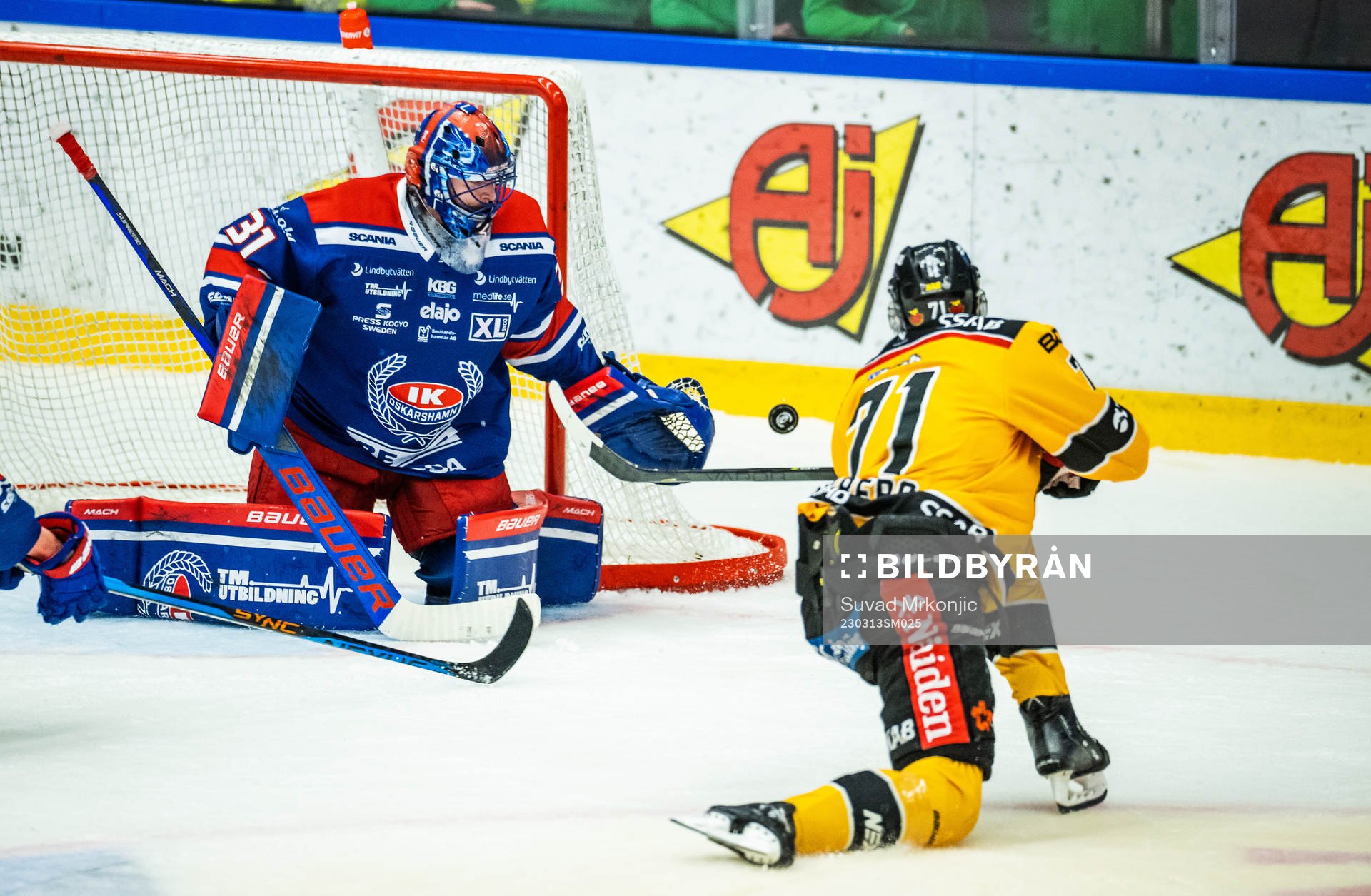 Oskarshamns målvakt Tim Juel mot Luleås Linus Fröberg
