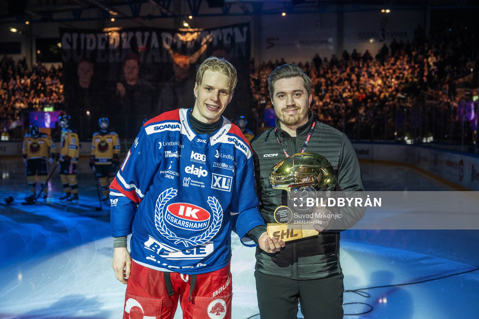 Oskarshamns Antti Suomela tar emot Guldhjälmen av CCMs