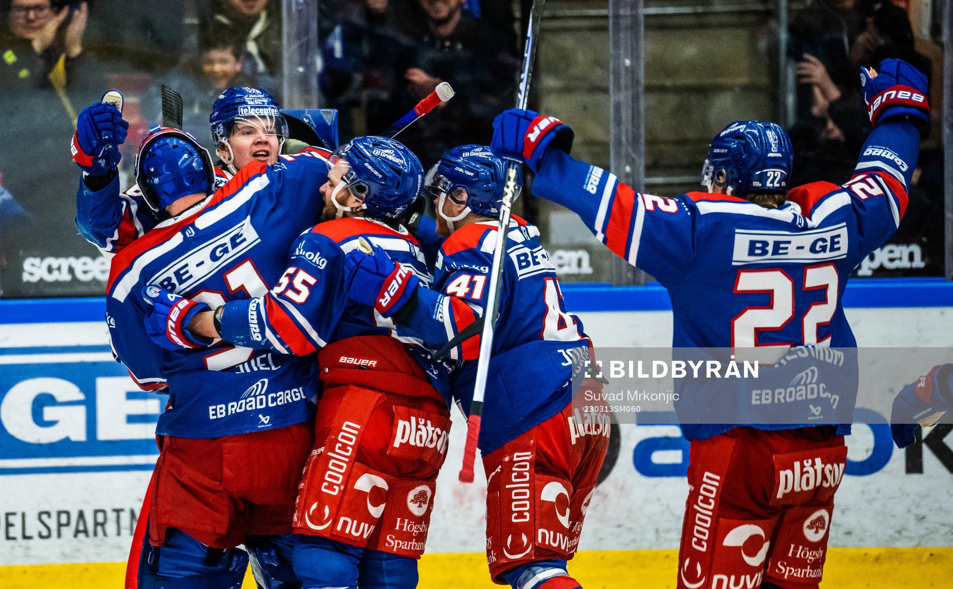 Oskarshamns Lukas Pilö jublar med lagkamrater