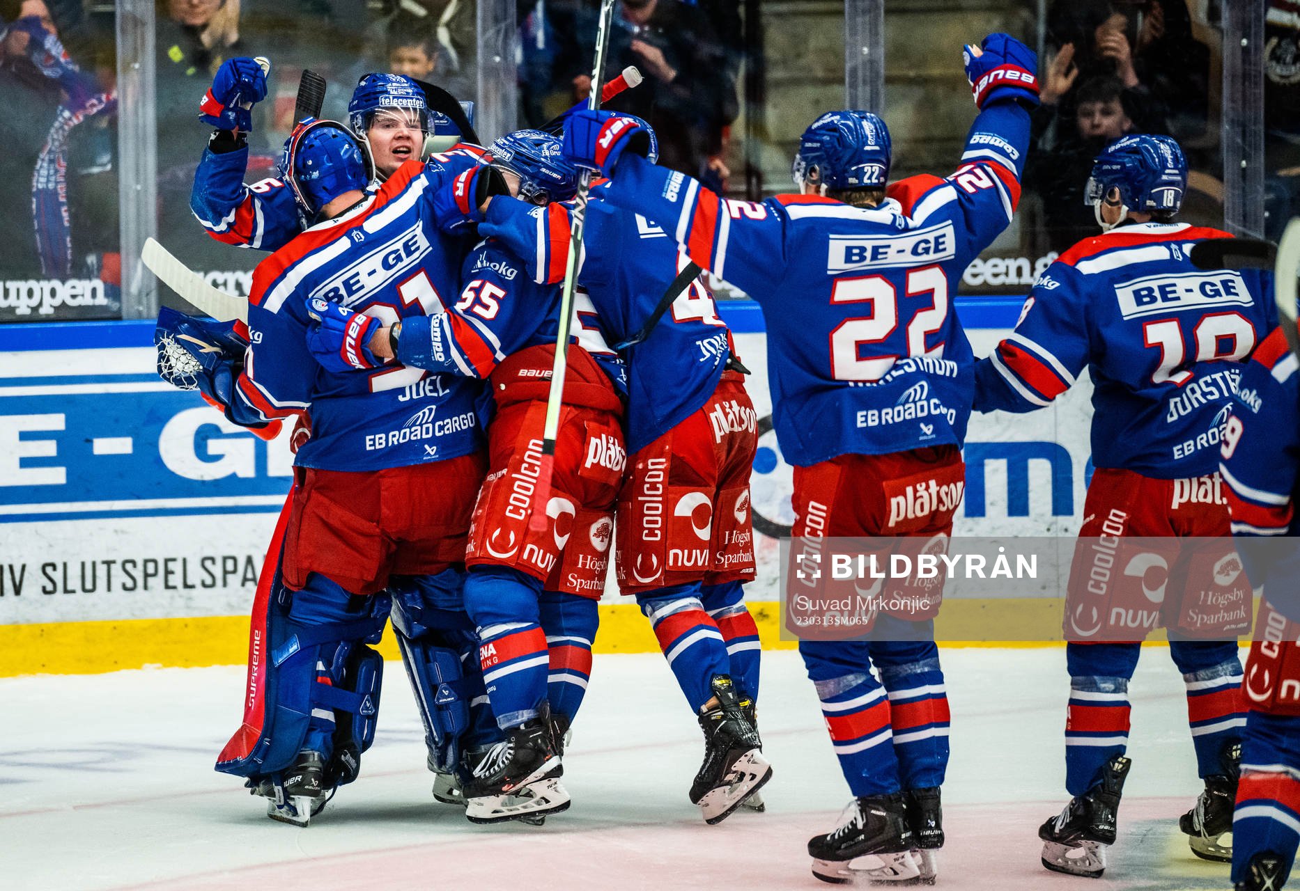 Oskarshamns Lukas Pilö jublar med lagkamrater