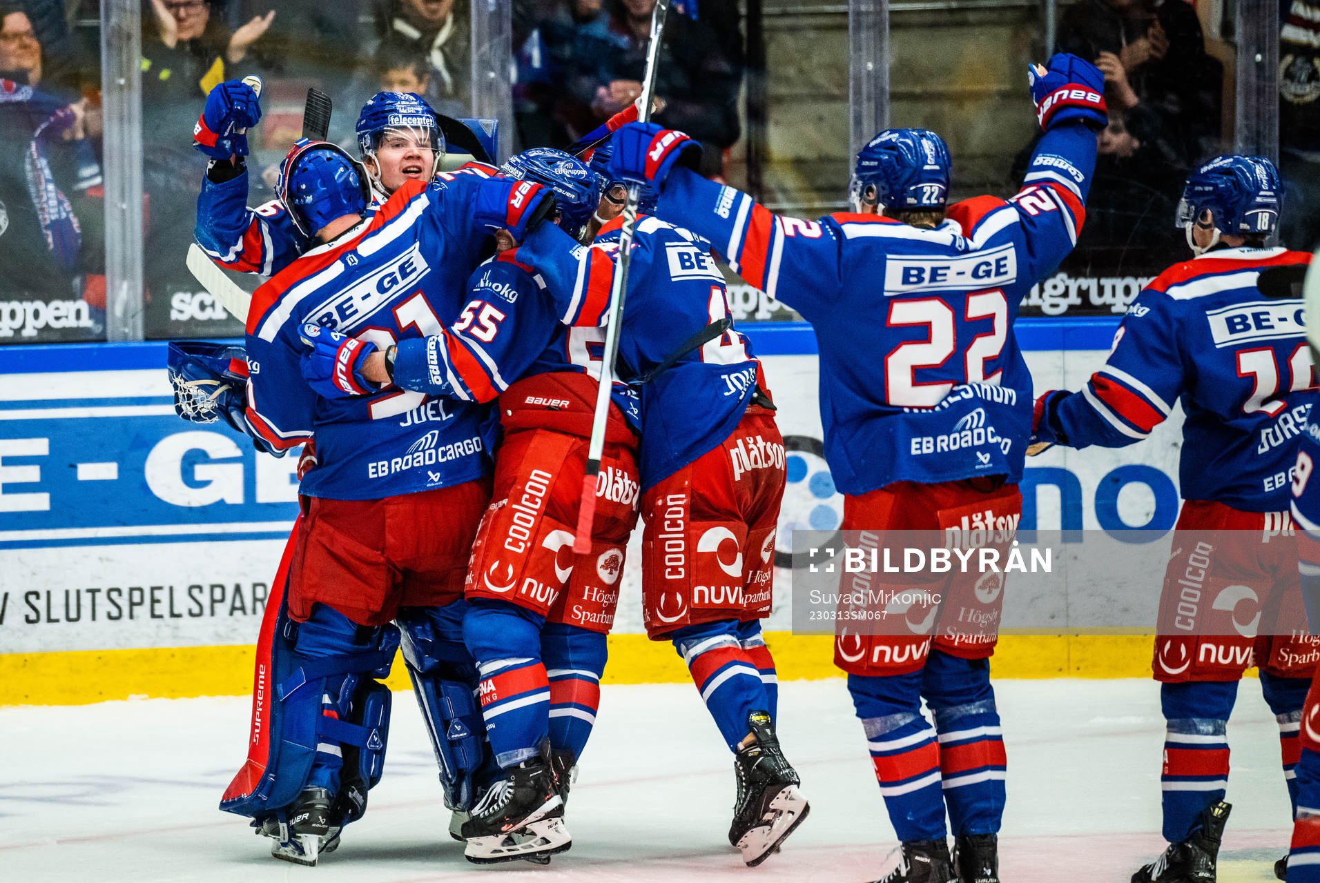 Oskarshamns Lukas Pilö jublar med lagkamrater