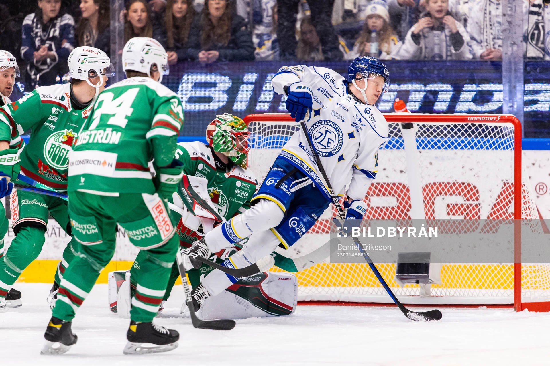 Leksands Emil Heineman oroar mot Rögles målvakt