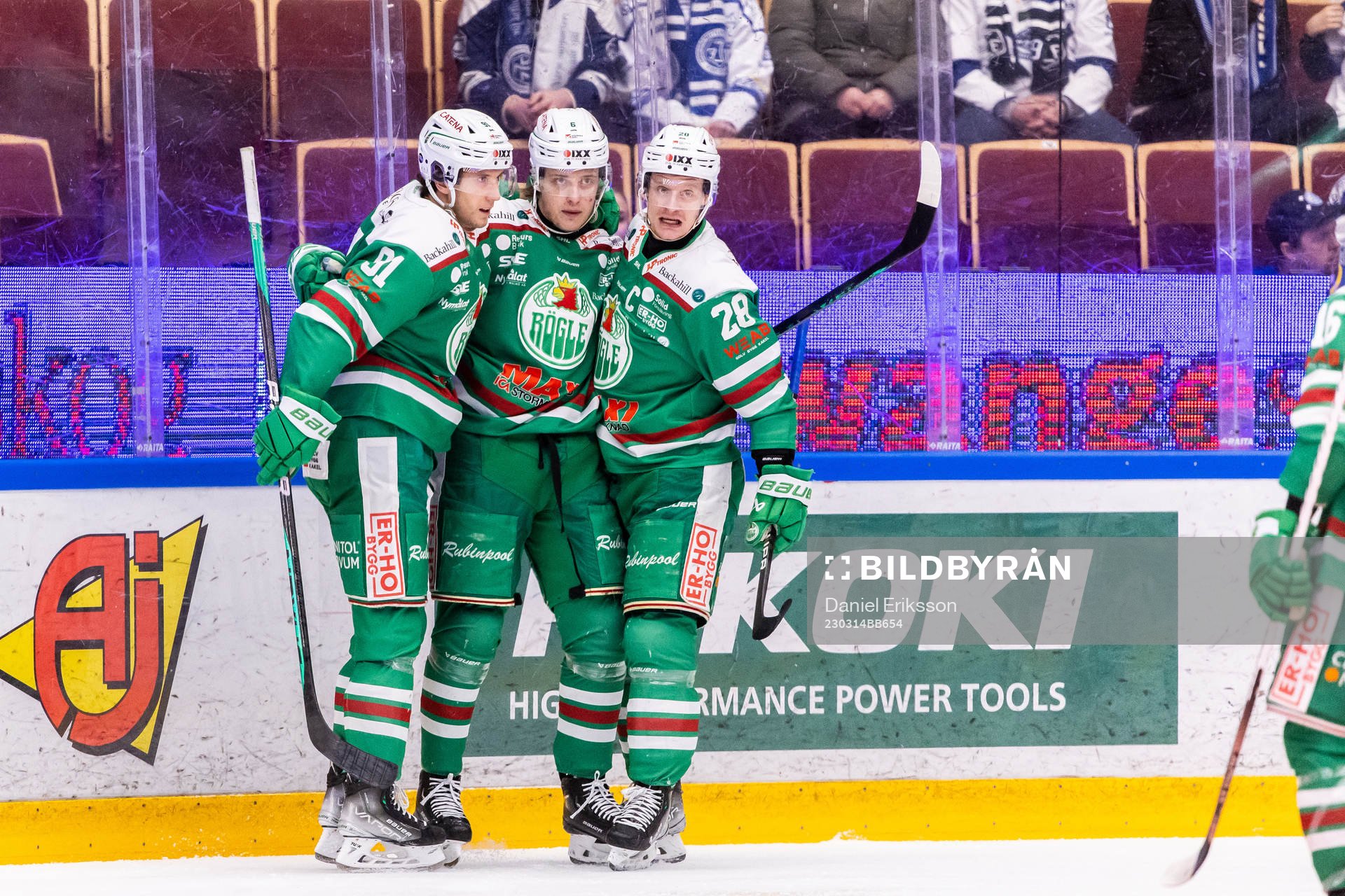 Rögles Tony Sund (m) jublar med Adam Tambellini och Anton