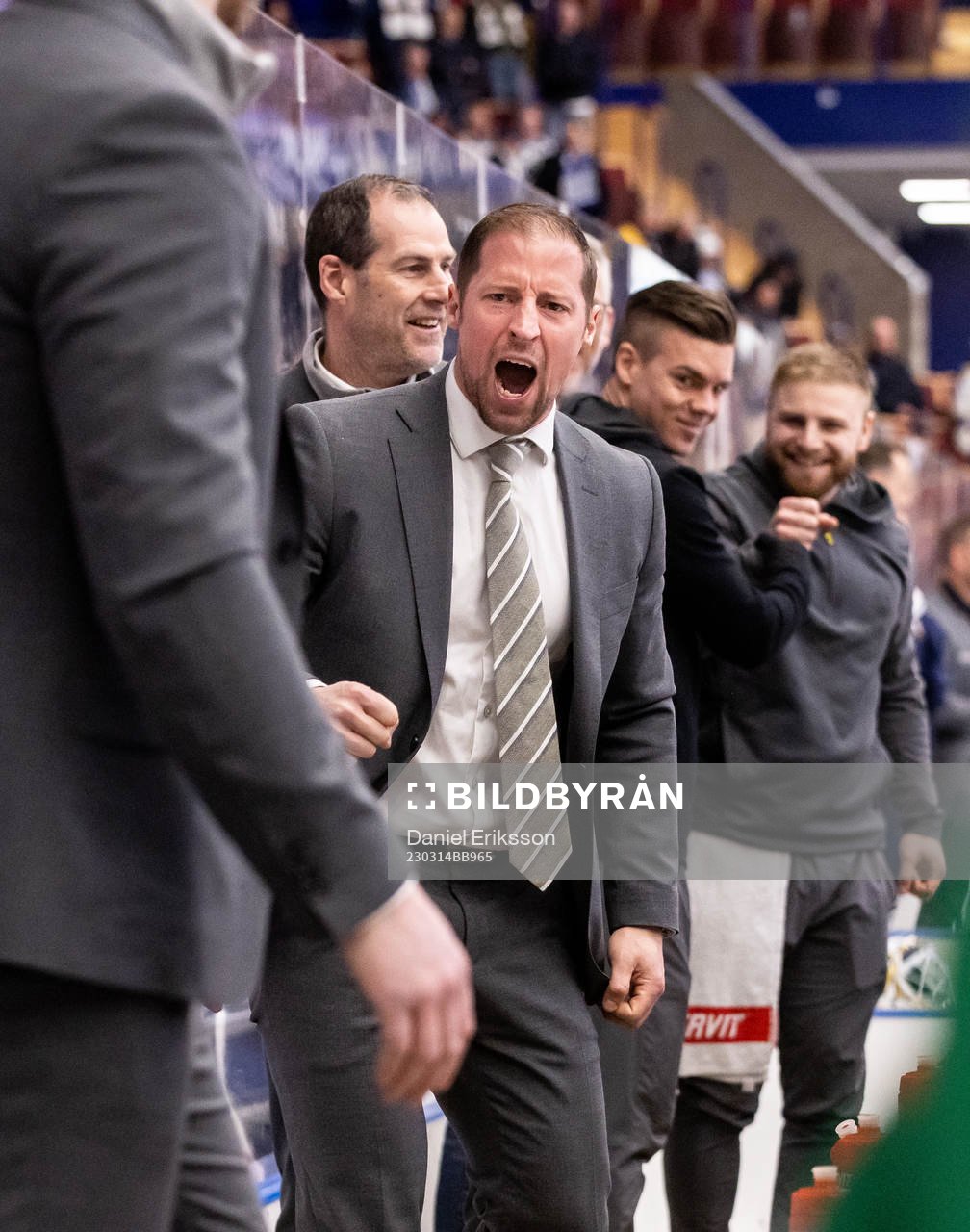 Rögles tränare Cam Abbott jublar