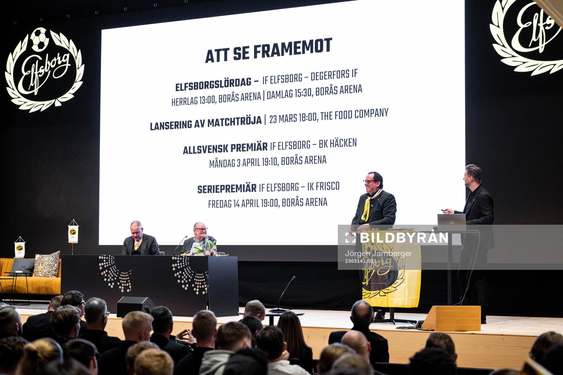ordförande Sune Lundqvist avslutar mötet med information