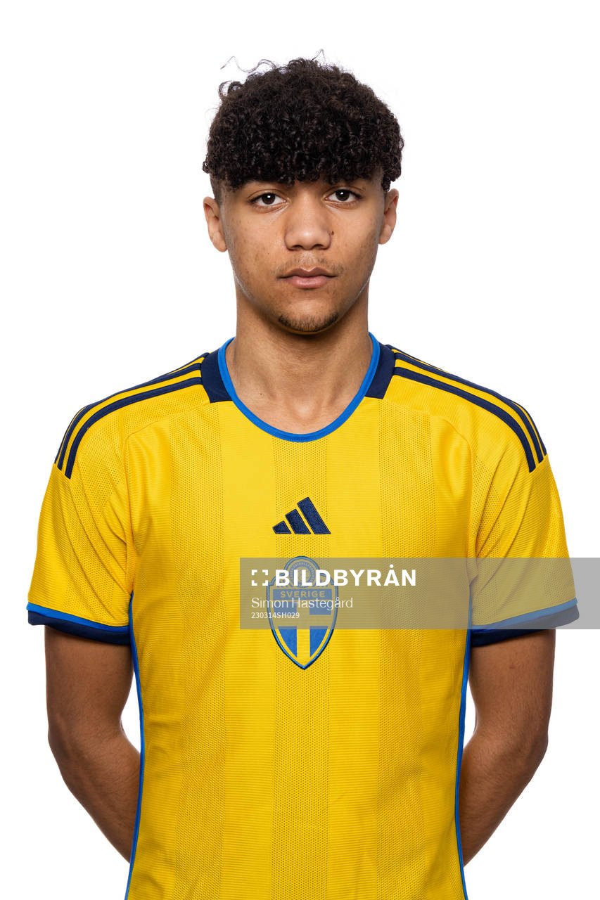 Isaac Yawe Höök  i P16-landslaget poserar för porträtt den 14 mars 2023 i Stockholm. 