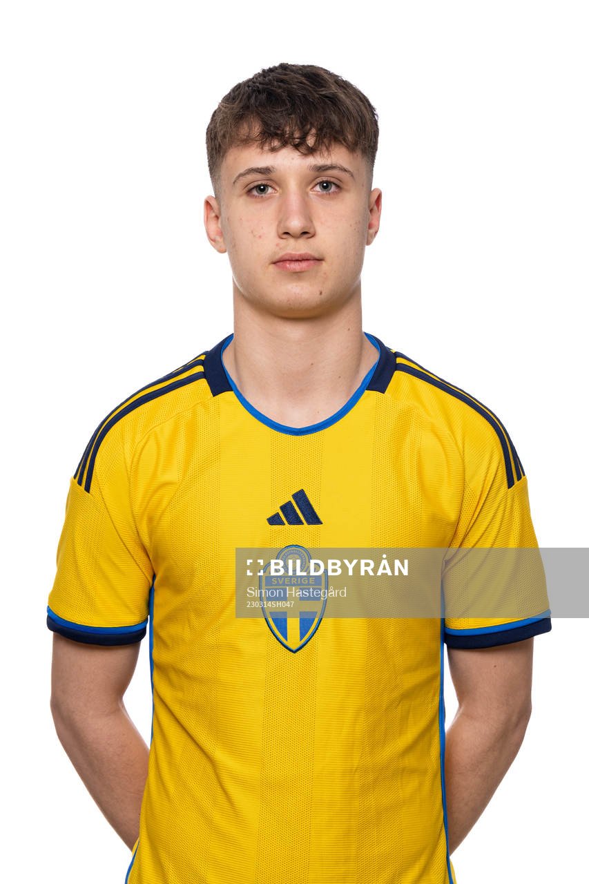 Kenan Busuladzic i P16-landslaget poserar för porträtt den 14 mars 2023 i Stockholm. 
