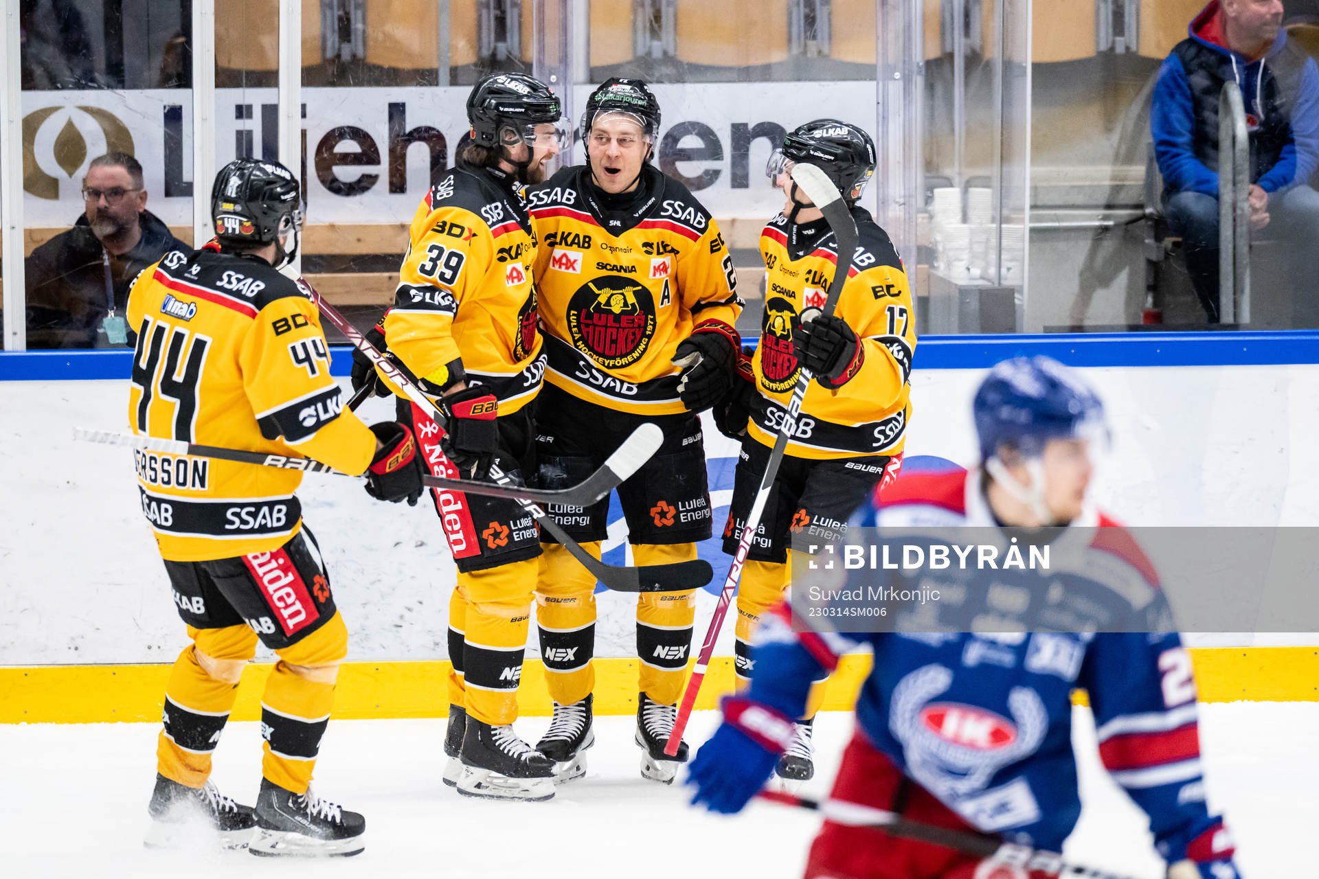 Luleås Juhani Tyrväinen jublar med lagkamrater