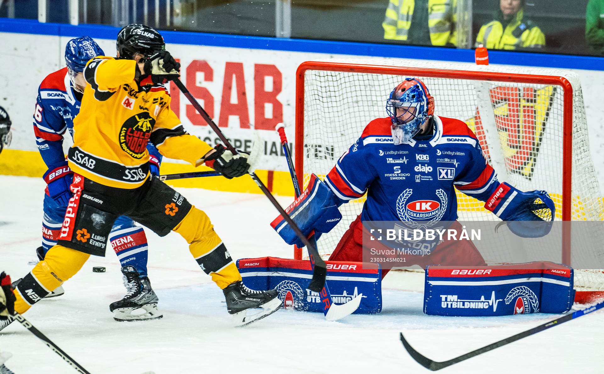Luleås Juhani Tyrväinen och Oskarshamns målvakt Tim Juel