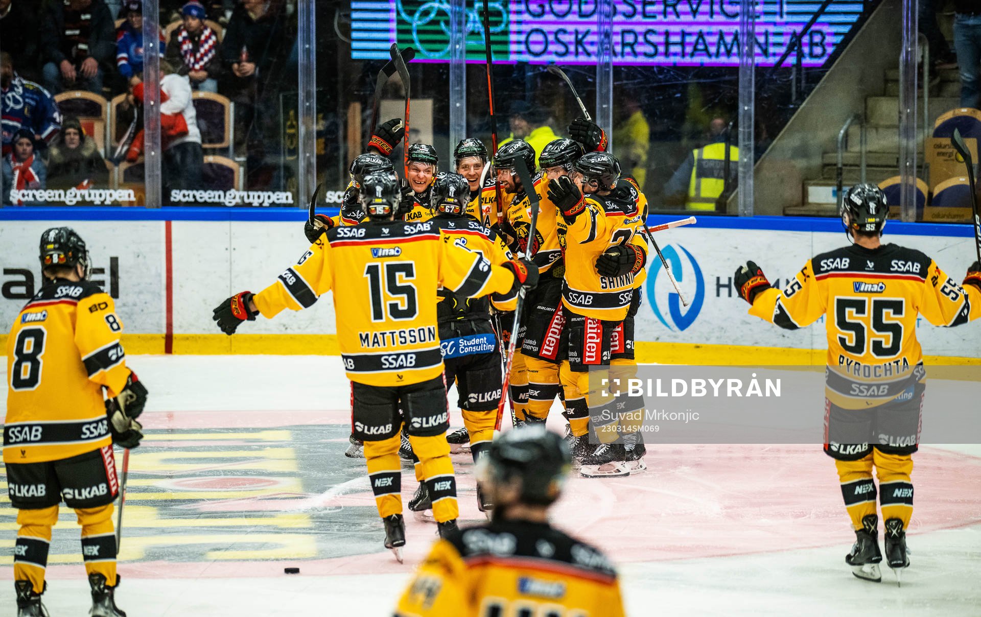 Luleås Joonas Rask jublar med lagkamrater
