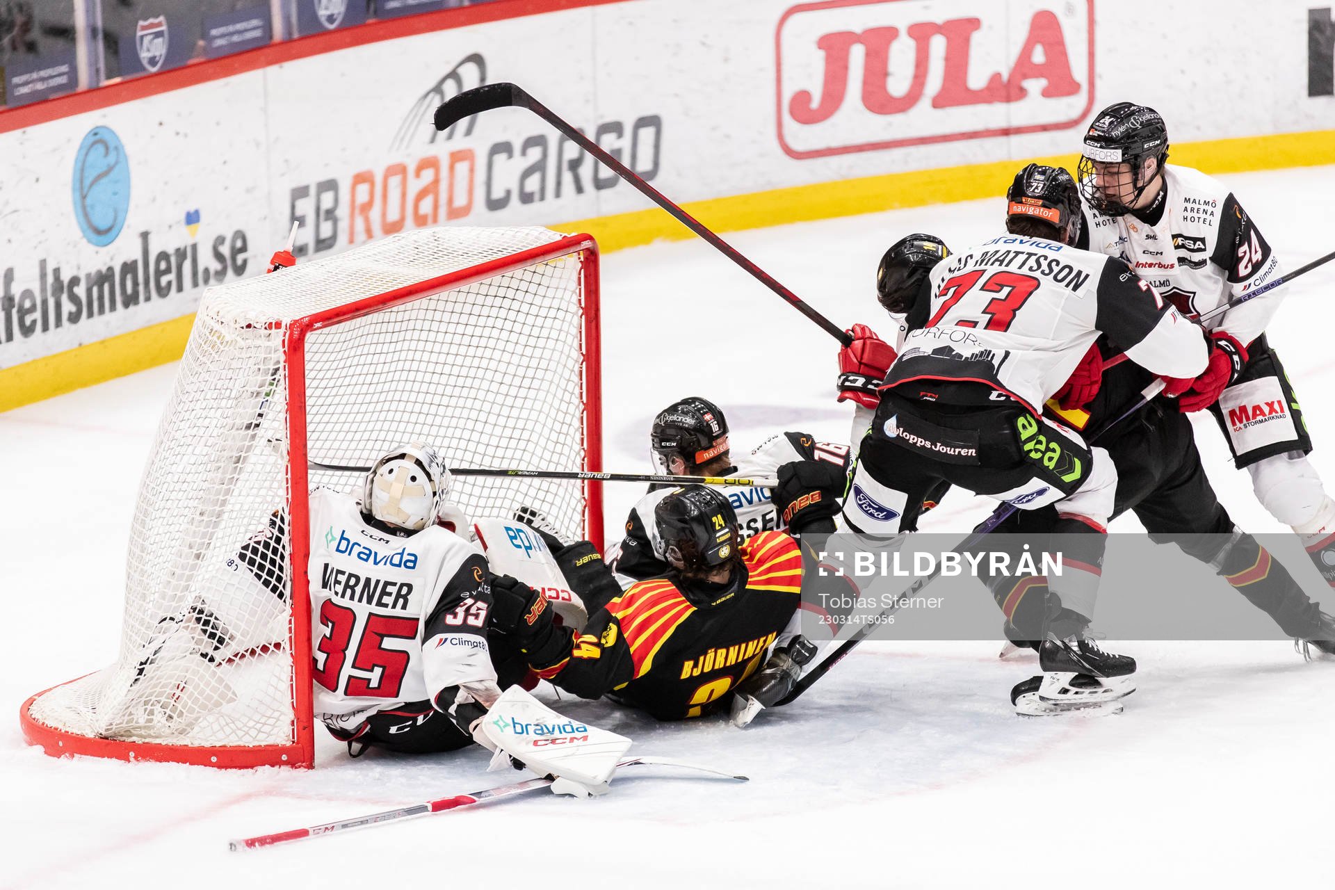 Oroligt framför Malmö Redhawks målvakt Adam Werner när