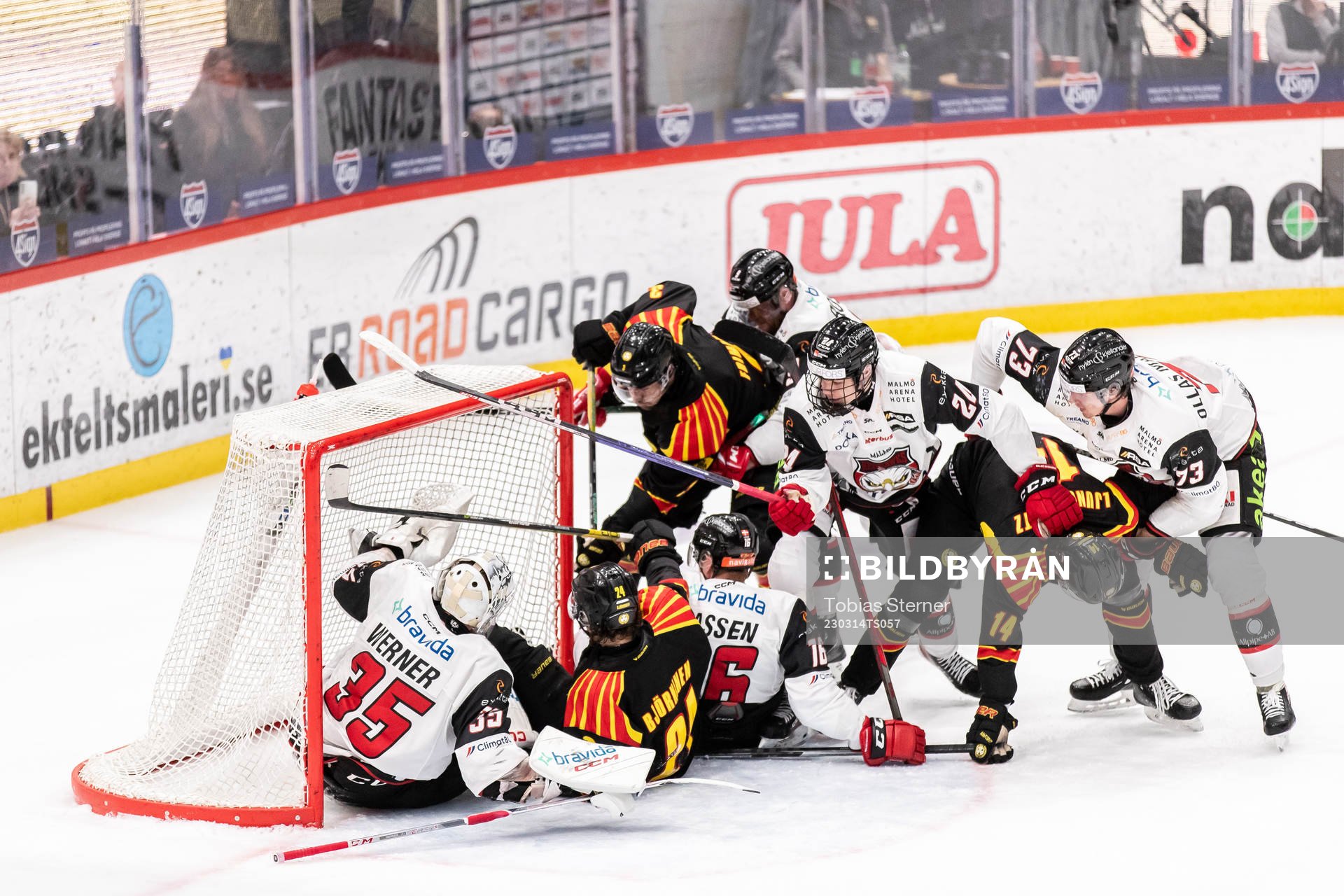 Oroligt framför Malmö Redhawks målvakt Adam Werner när