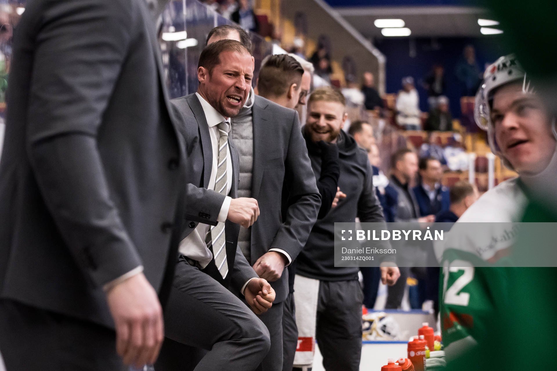 Rögles tränare Cam Abbott jublar