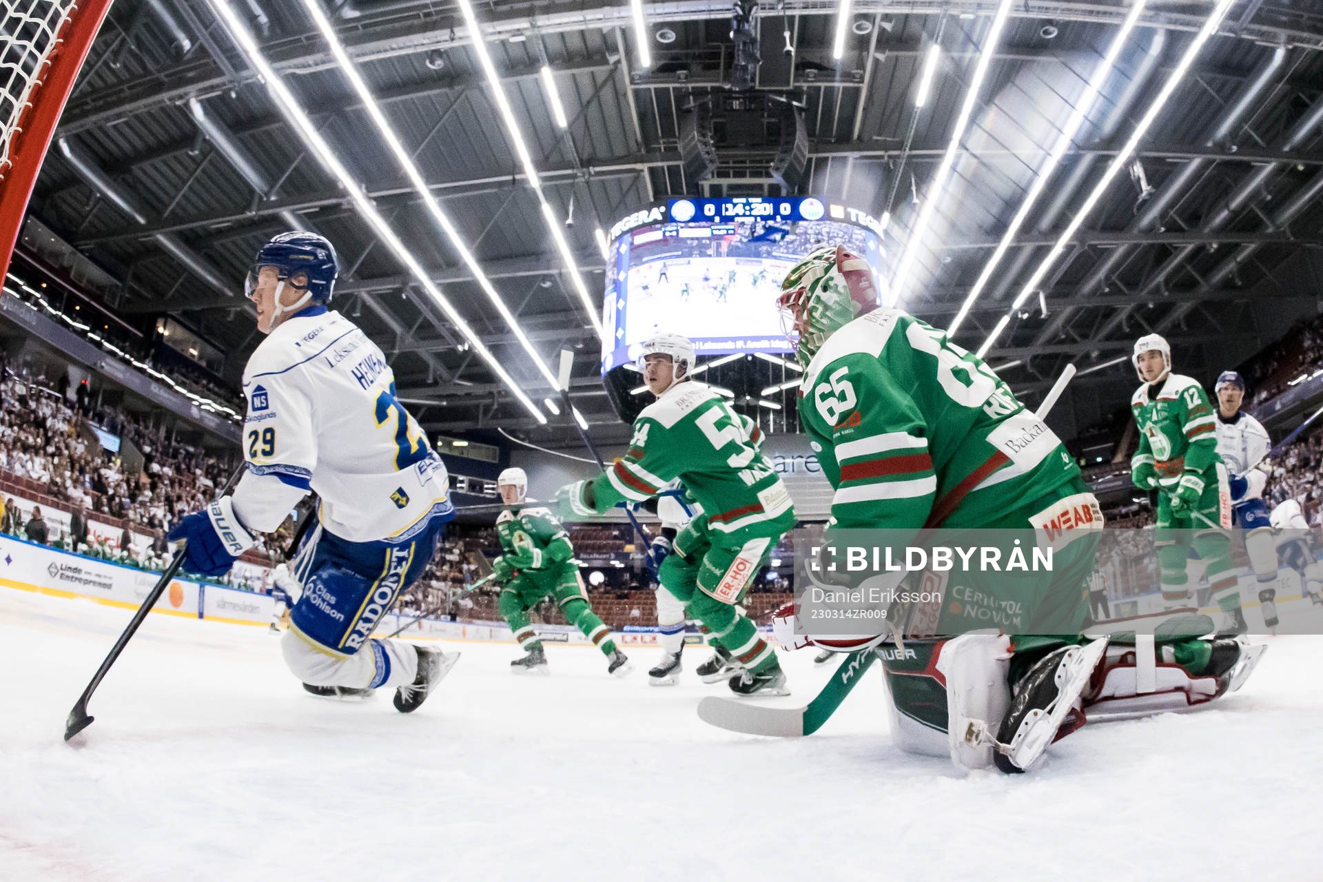 Leksands Emil Heineman och Rögles målvakt Christoffer