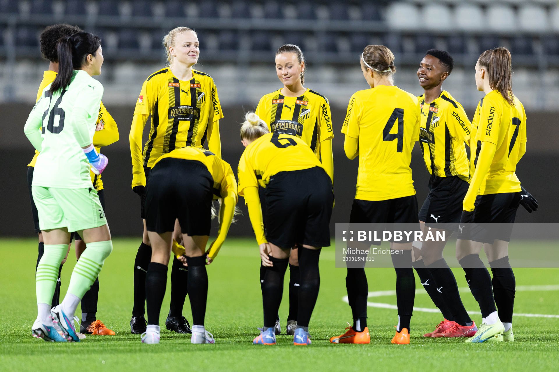 Häckens spelare samlade innan träningsmatchen i fotboll