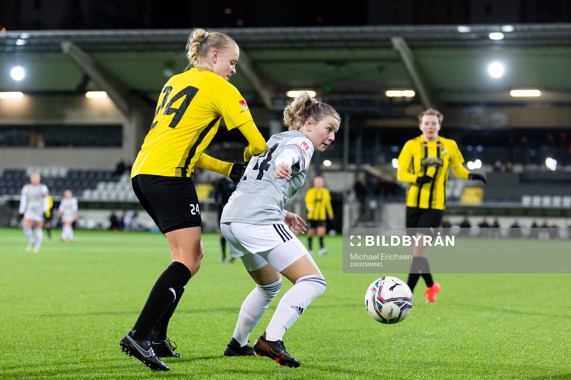 Häckens Agnes Jelander och Lidköpings Therese Pettersson under träningsmatchen i fotboll mellan Häcken och Lidköping den 15 mars 2023 i Göteborg.