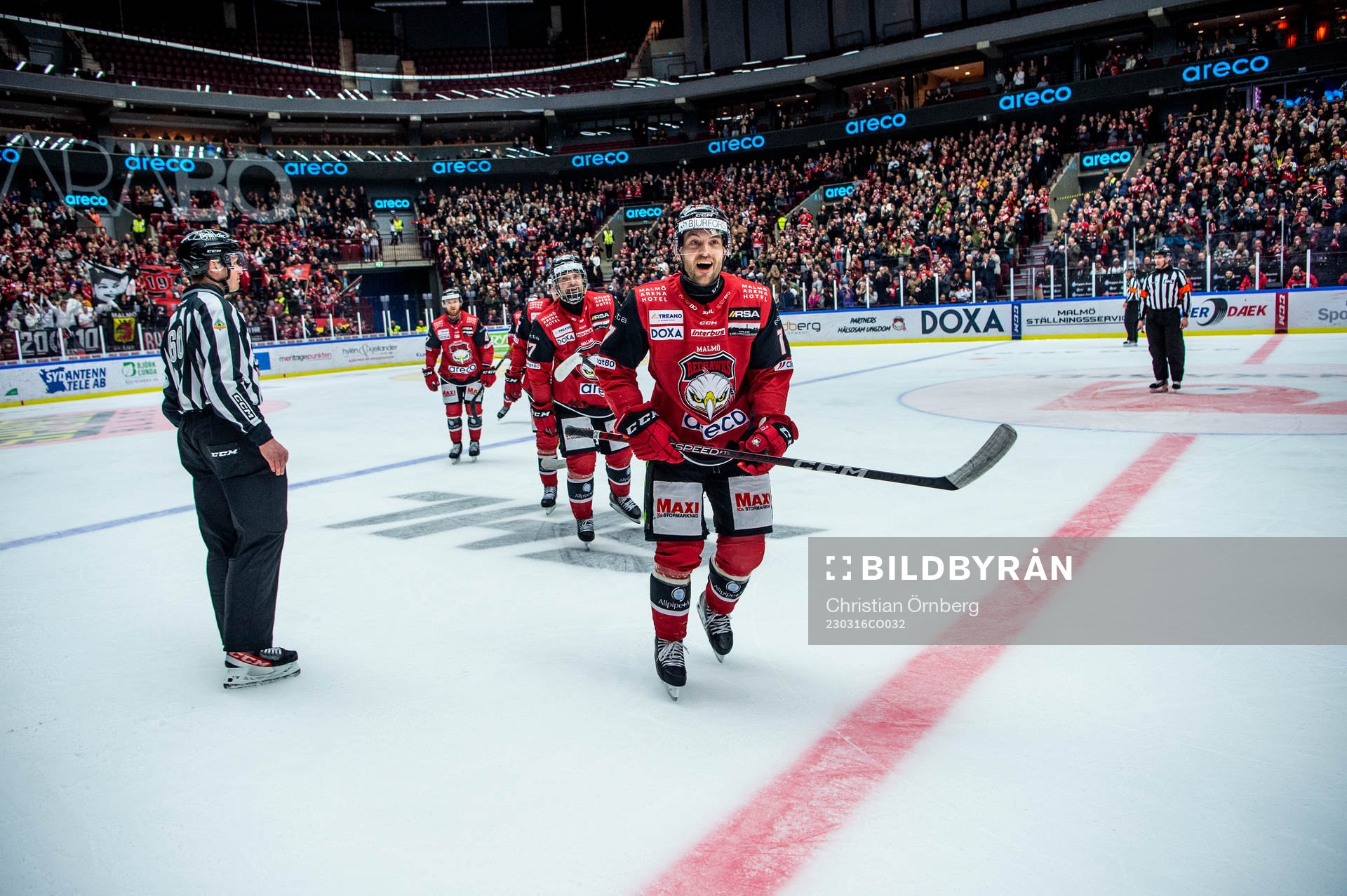 Malmö Redhawks Pathrik Westerholm jublar med lagkamraterna