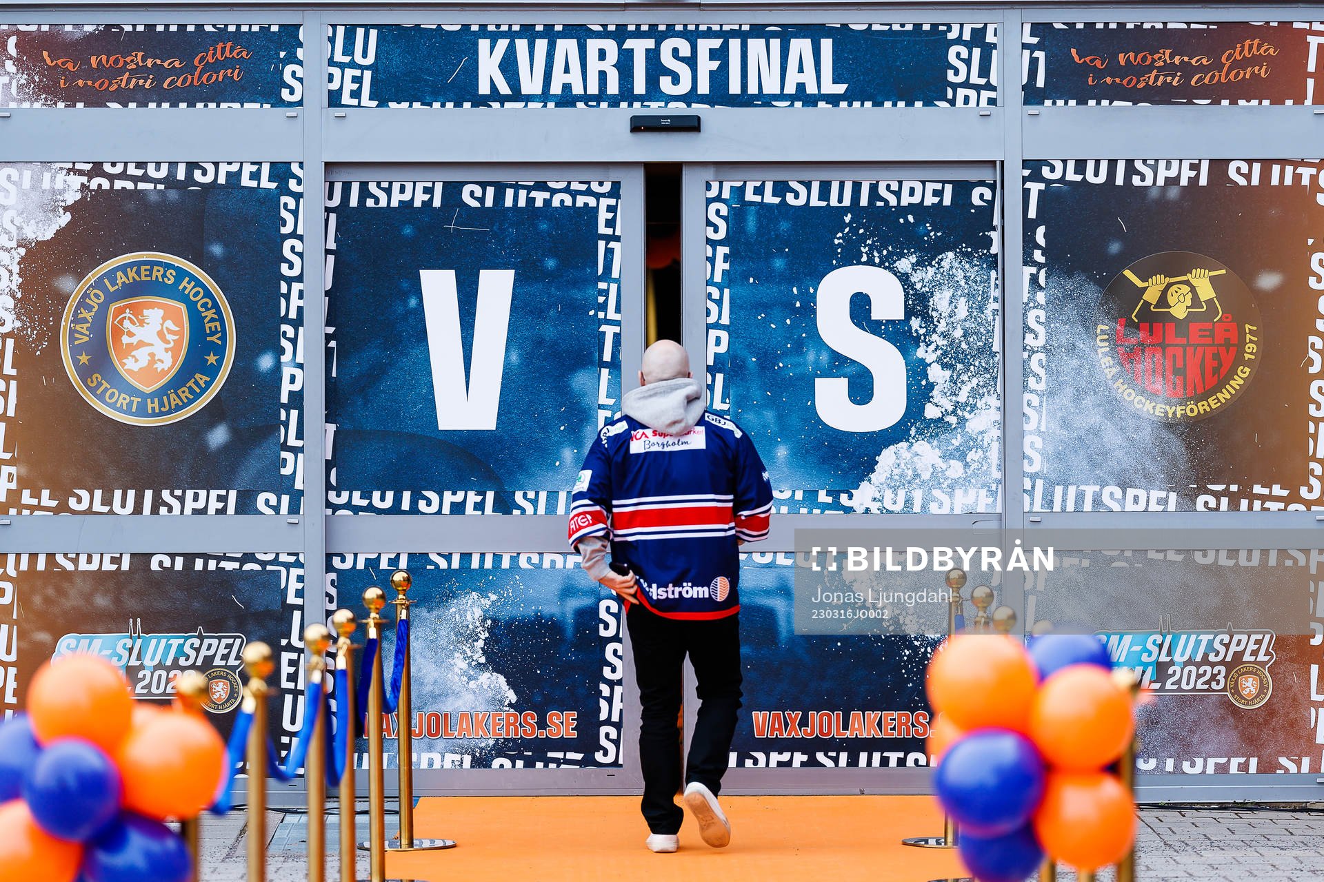 Supporter på väg in i arenan före kvartsfinal ett i SHL