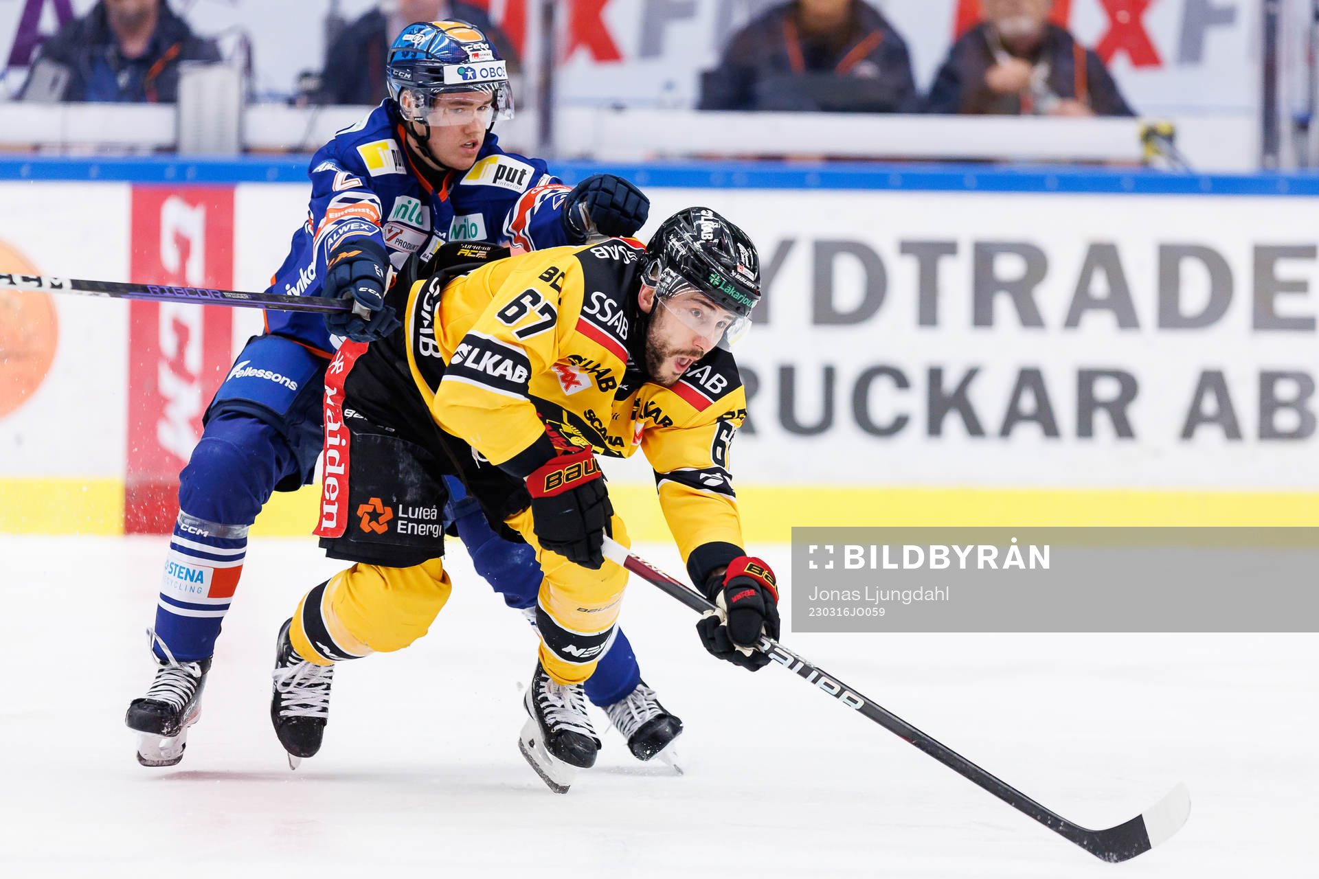 Växjös Filip Eriksson tacklar Luleås Konstantin Komarek
