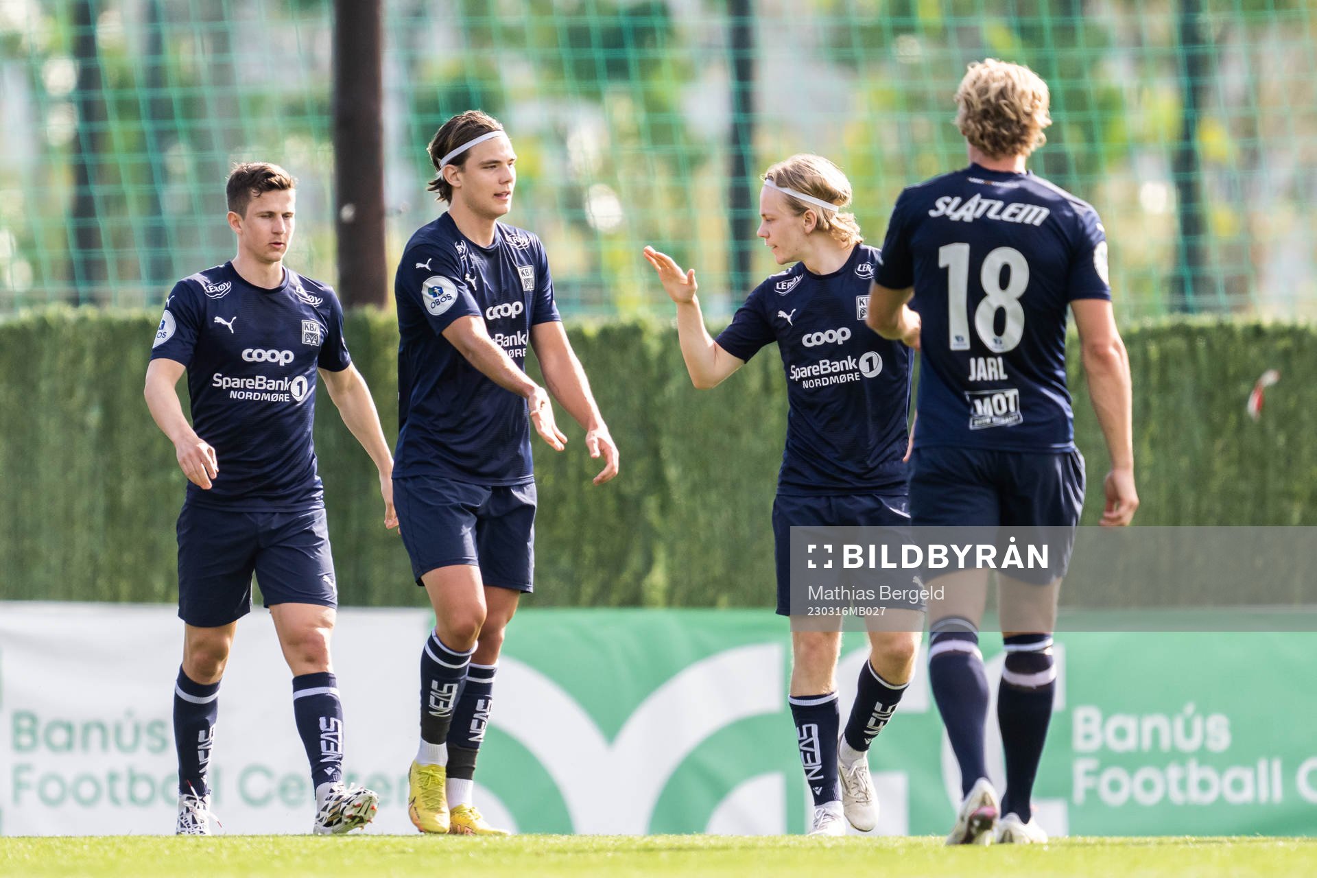 Kristiandsunds Brynjolfur Willumsson jublar med lagkamrater efter 1-0 målet under träningsmatchen i fotboll mellan Kristiansund och Landskrona den 16 mars 2023 i Marbella.
