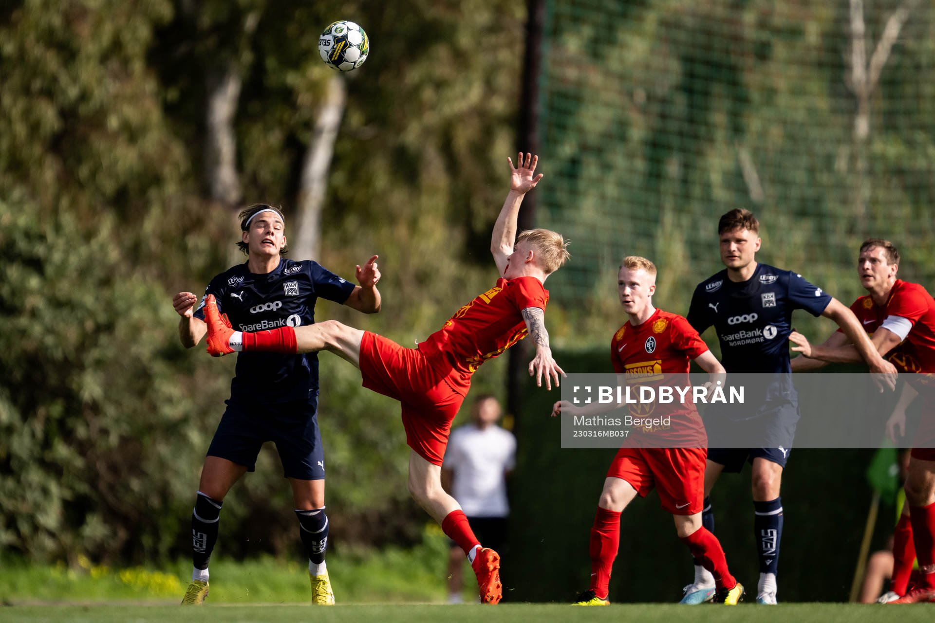 Kristiandsunds Brynjolfur Willumsson och Landskronas Melker Widell under träningsmatchen i fotboll mellan Kristiansund och Landskrona den 16 mars 2023 i Marbella.