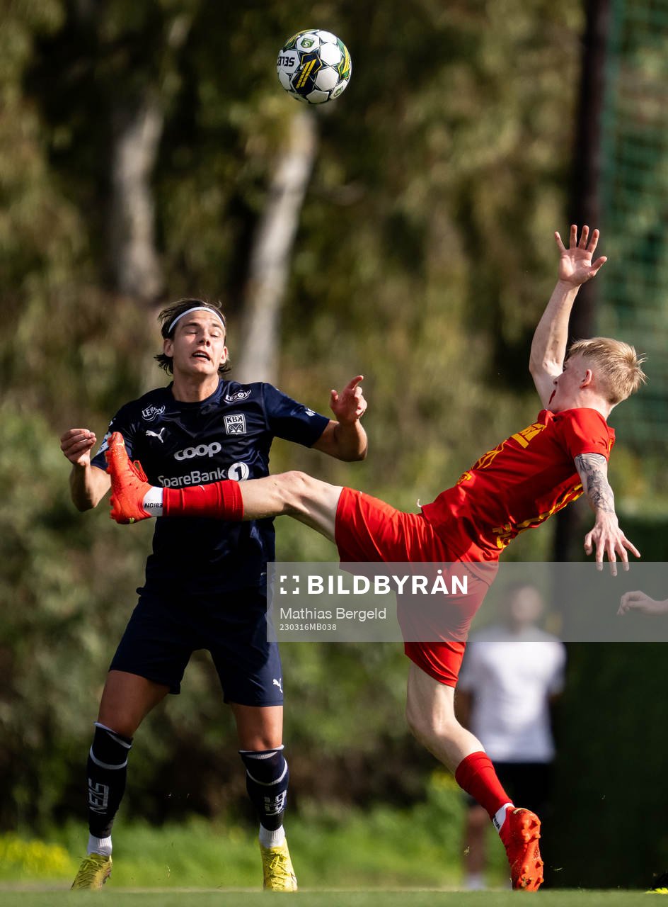 Kristiandsunds Brynjolfur Willumsson och Landskronas Melker Widell under träningsmatchen i fotboll mellan Kristiansund och Landskrona den 16 mars 2023 i Marbella.