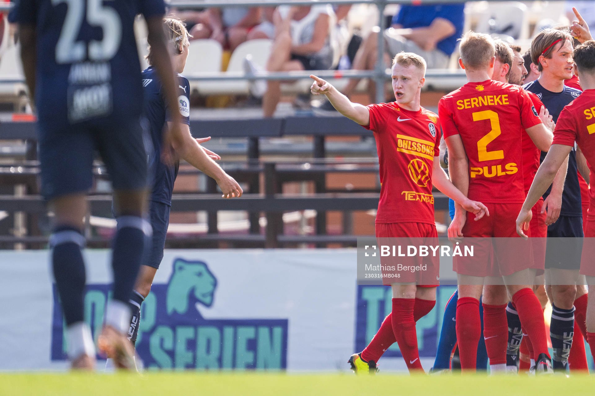 Kristiandsunds Brynjolfur Willumsson och Landskronas David Edvardsson reagerar mot varandra under träningsmatchen i fotboll mellan Kristiansund och Landskrona den 16 mars 2023 i Marbella.