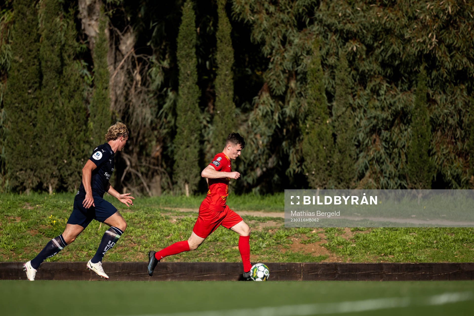 Kristiandsunds Sebastian Jarl och Landskronas Robin Dzabic under träningsmatchen i fotboll mellan Kristiansund och Landskrona den 16 mars 2023 i Marbella.