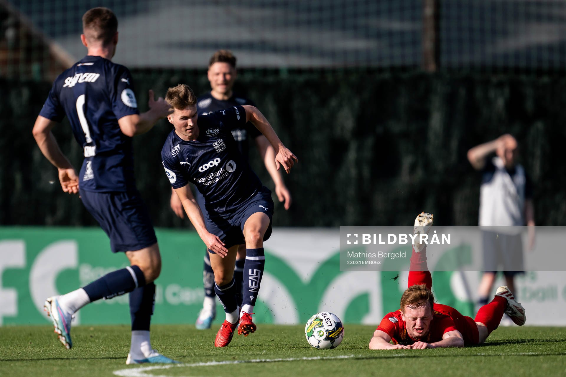 Kristiandsunds Jesper Isaksen och Landskronas Robin Dzabic under träningsmatchen i fotboll mellan Kristiansund och Landskrona den 16 mars 2023 i Marbella.