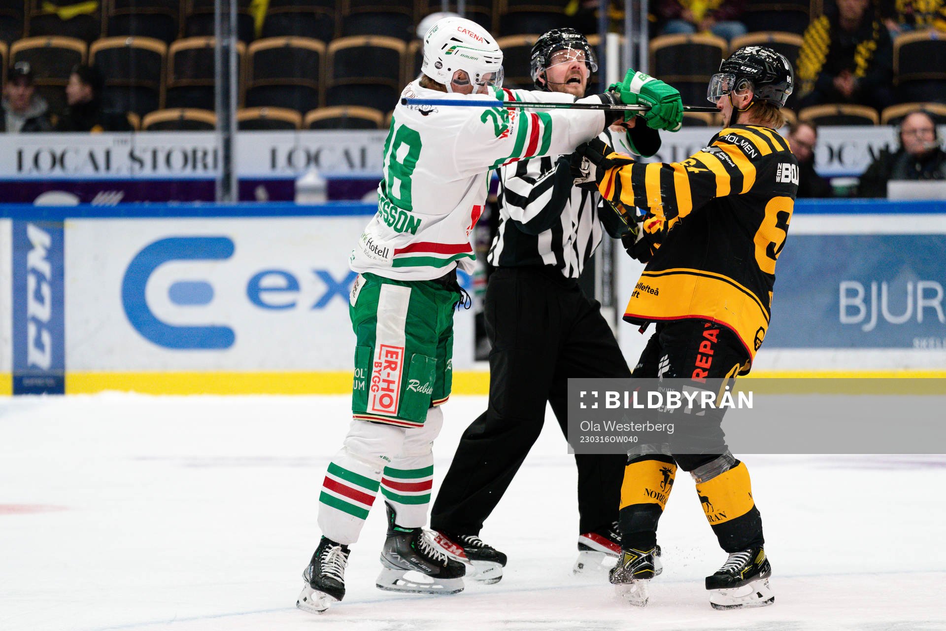 Rögles Anton Bengtsson och Skellefteå AIKs Jonathan Pudas