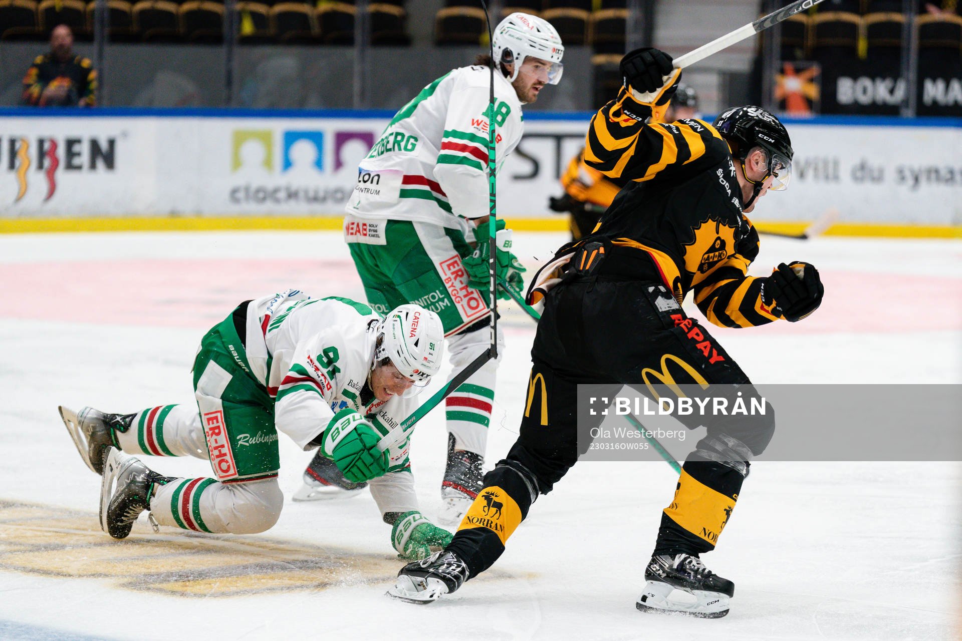 Rögles Adam Tambellini och Skellefteå AIKs Max Lindholm