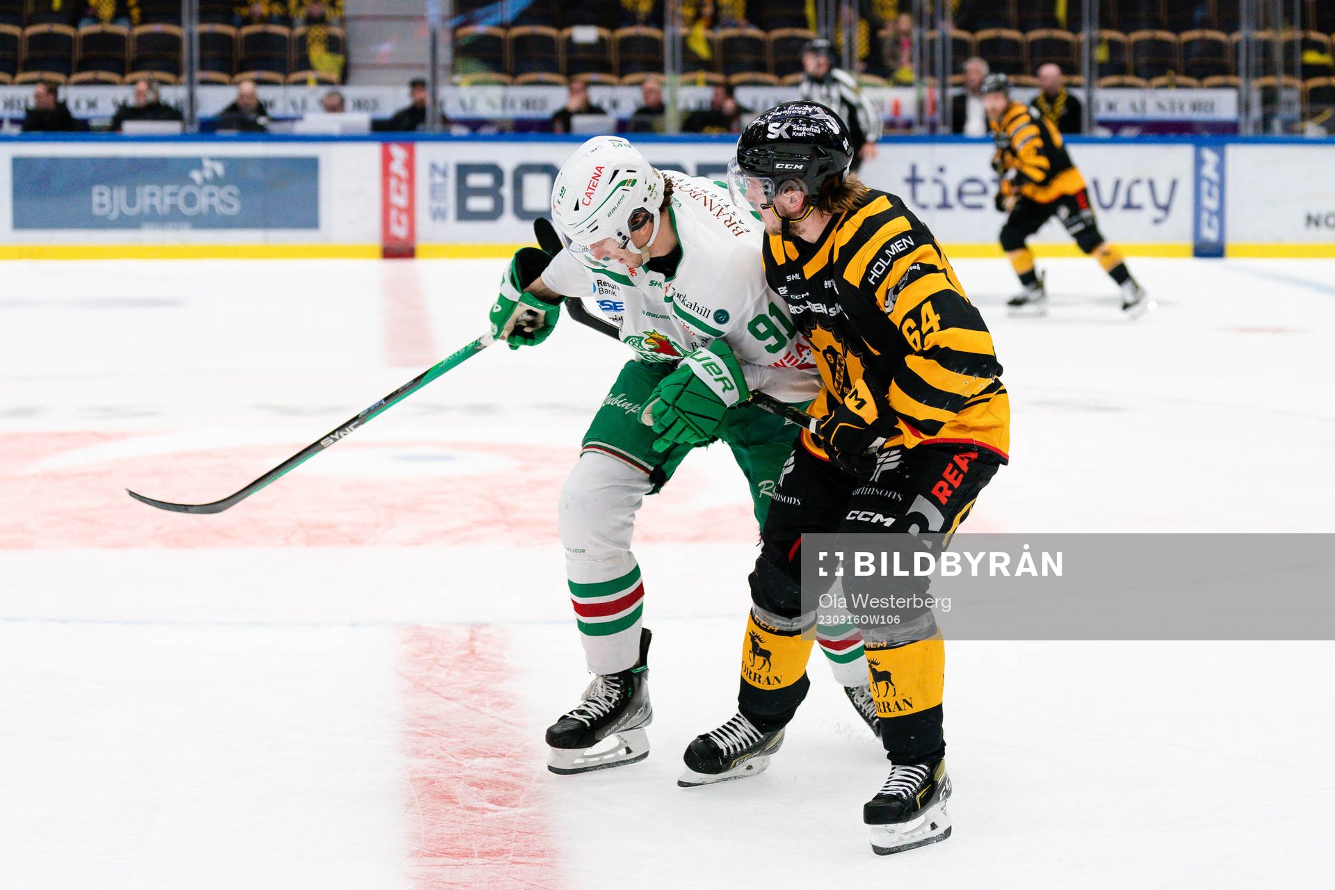 Rögles Adam Tambellini och Skellefteå AIKs Jonathan Pudas