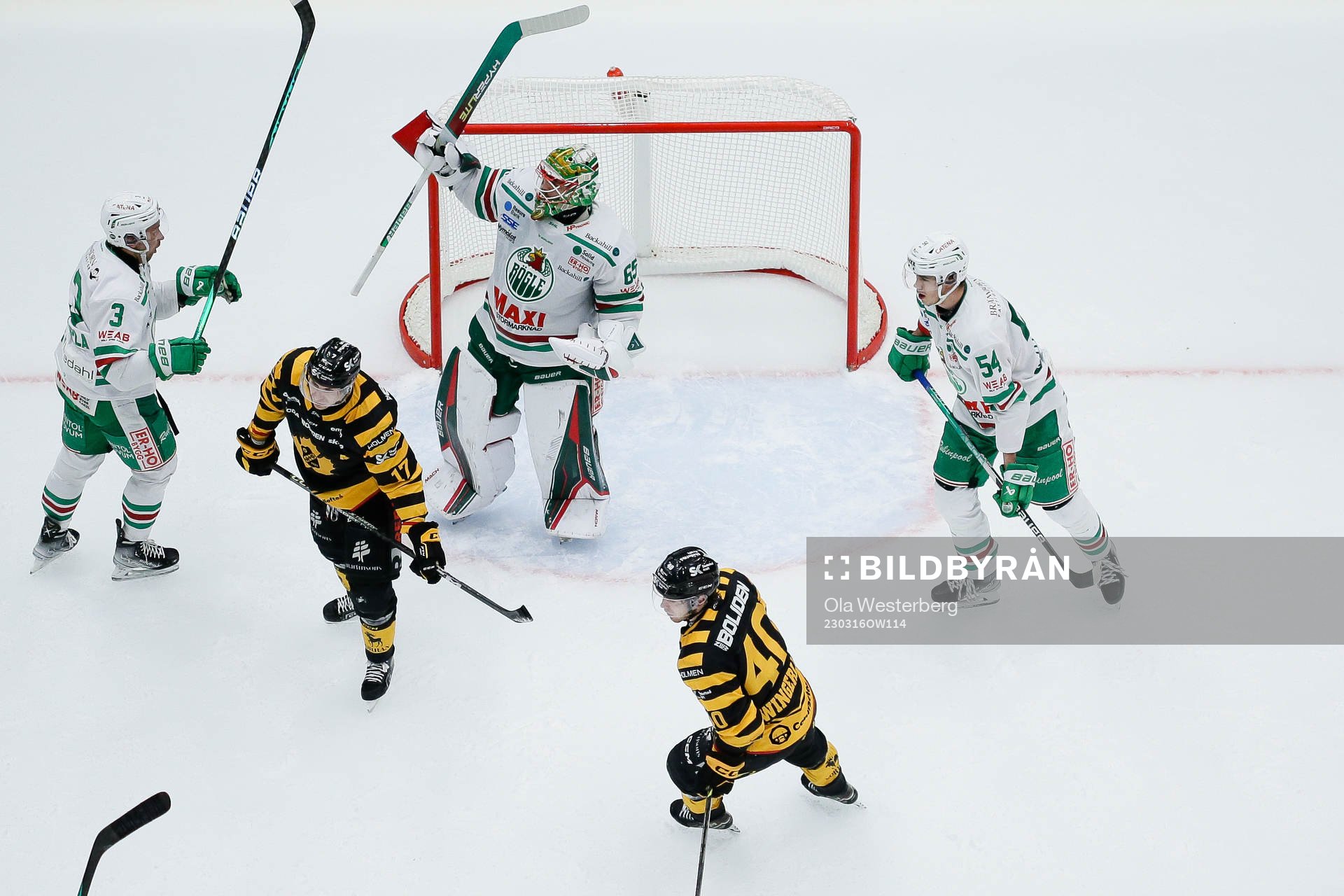 Rögles målvakt Christoffer Rifalk och Michael Kapla jublar
