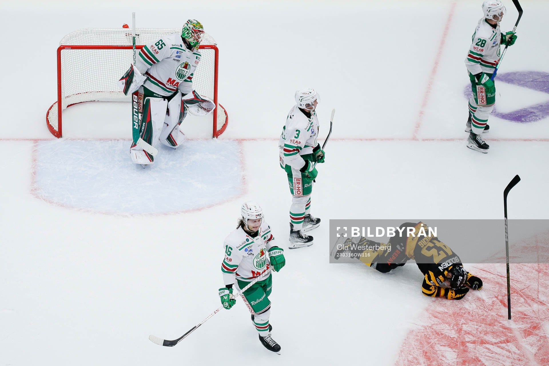 Rögles Michael Kapla och Skellefteå AIKs Filip Sandberg