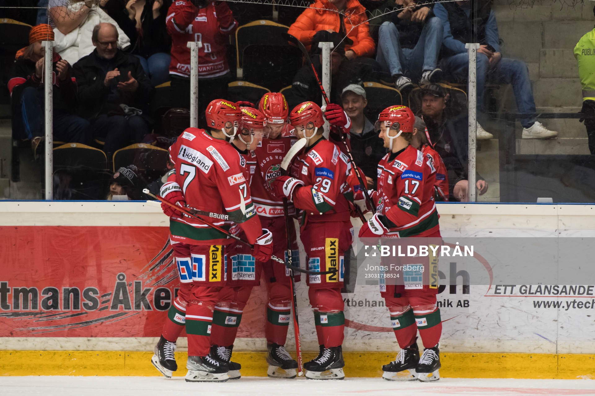 Modos David Bernhardt jublar med Mikkel Aagaard, Riley