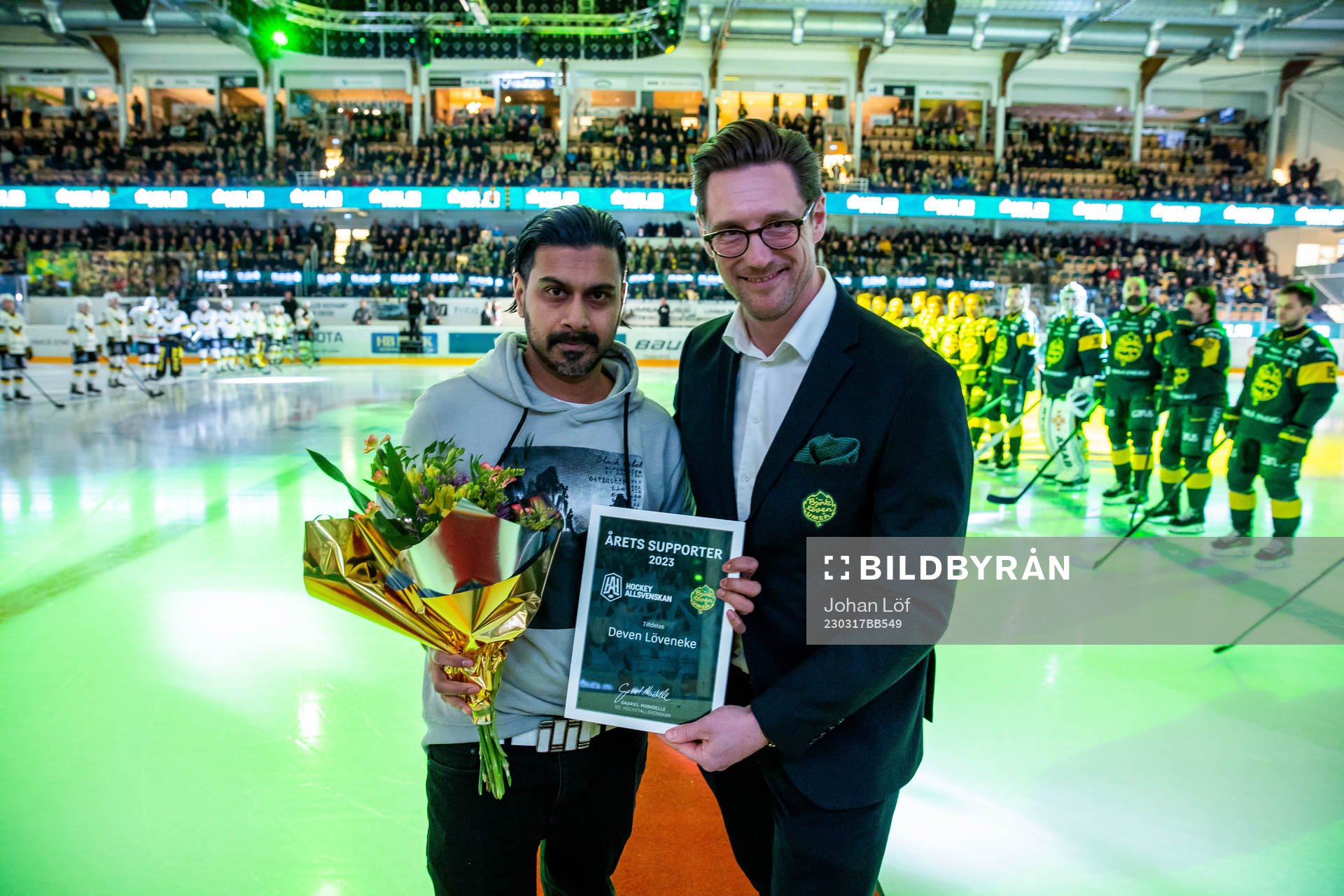 Årets lövensuporter Devven Löveneke tar emot priset