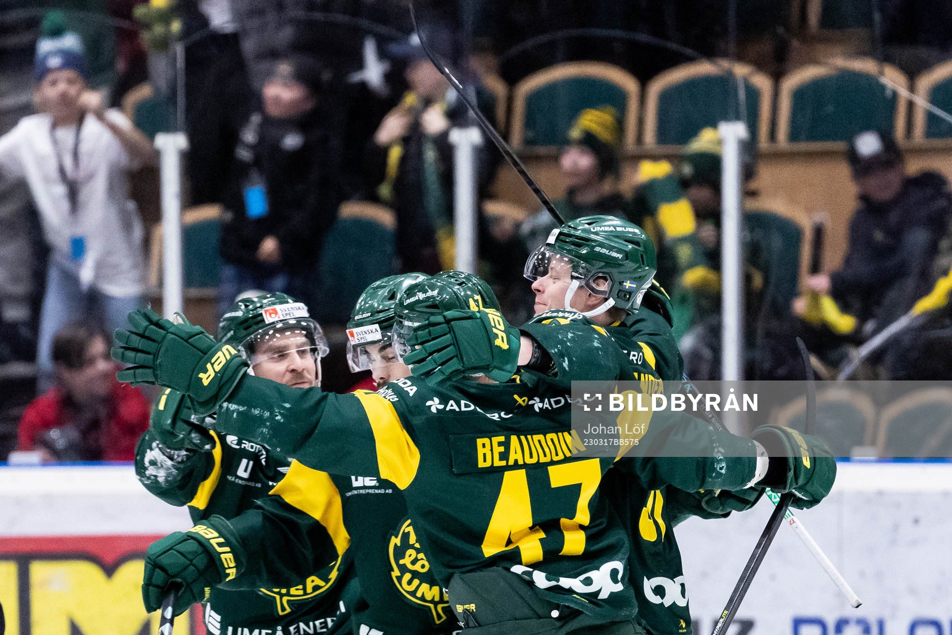 Björklövens Jacob Andersson jublar med lagkamrater
