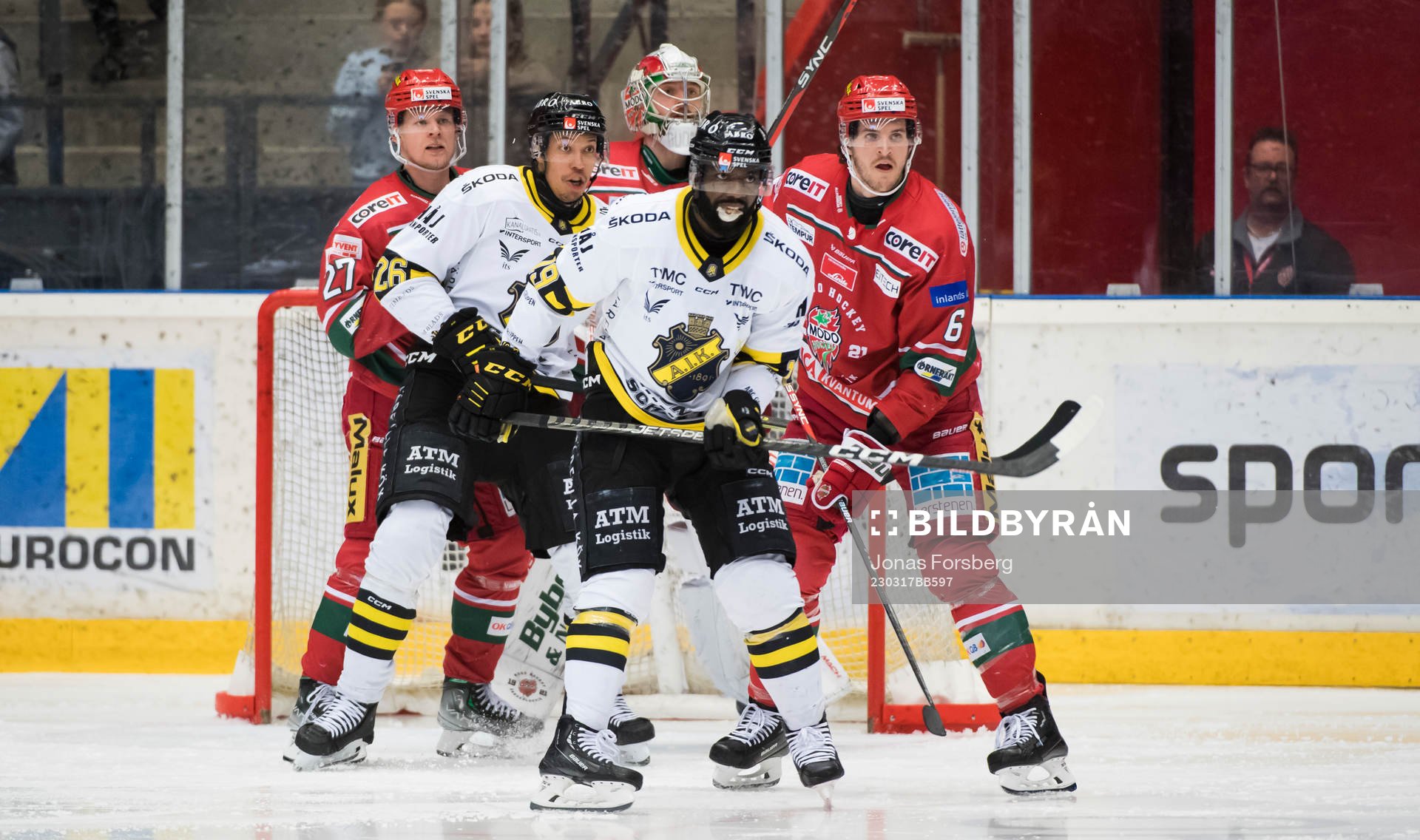AIKs Daniel Muzito-Bagenda och Oscar Nord mot Modos Daniel