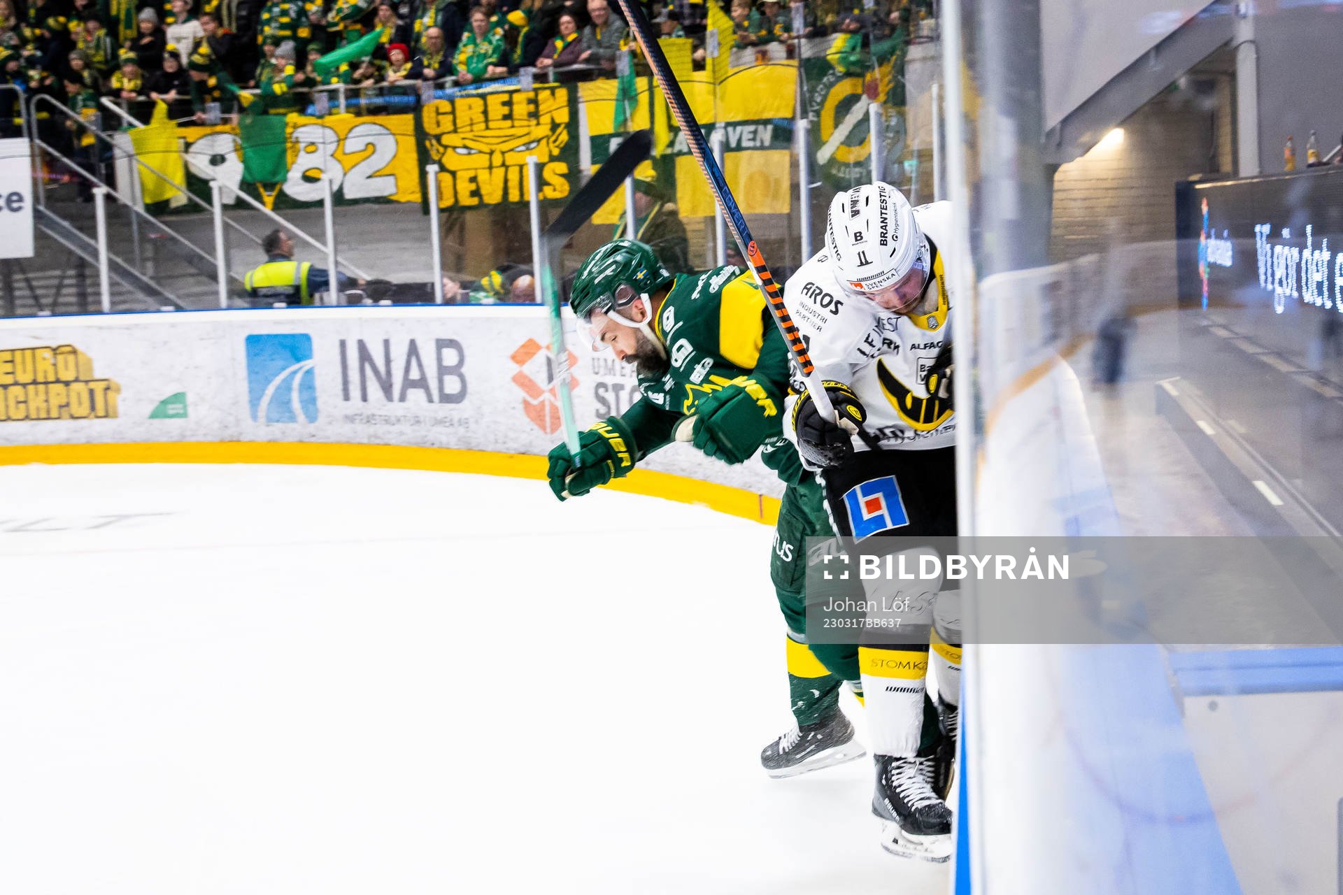 Björklövens Daniel Rahimi tacklar Västerås Anton