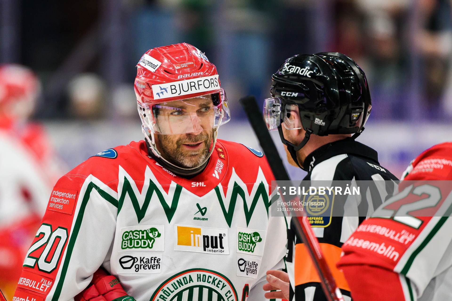Frölundas Joel Lundqvist i samtal med Domare Mikael Holm