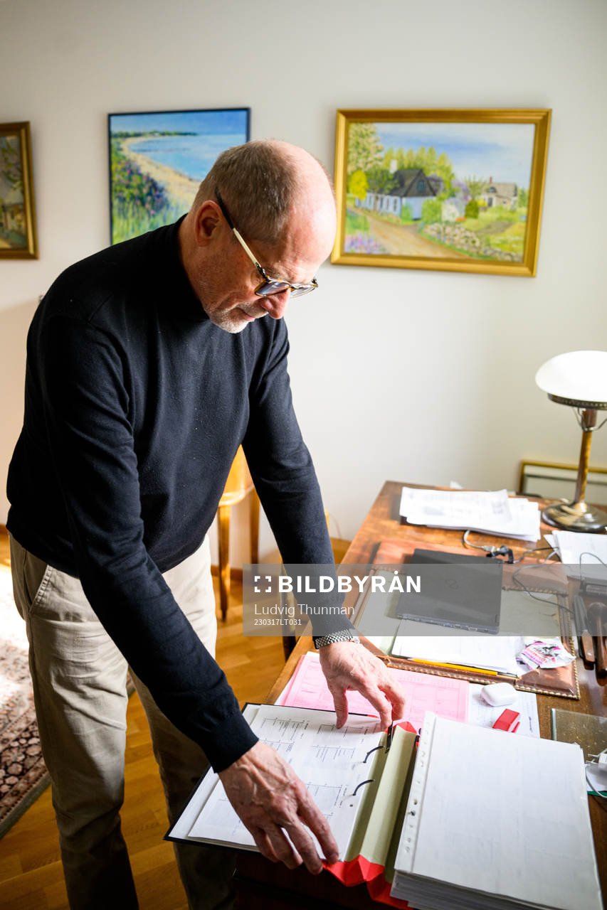 Lars-Christer Olsson visar upp sina gamla kalendrar