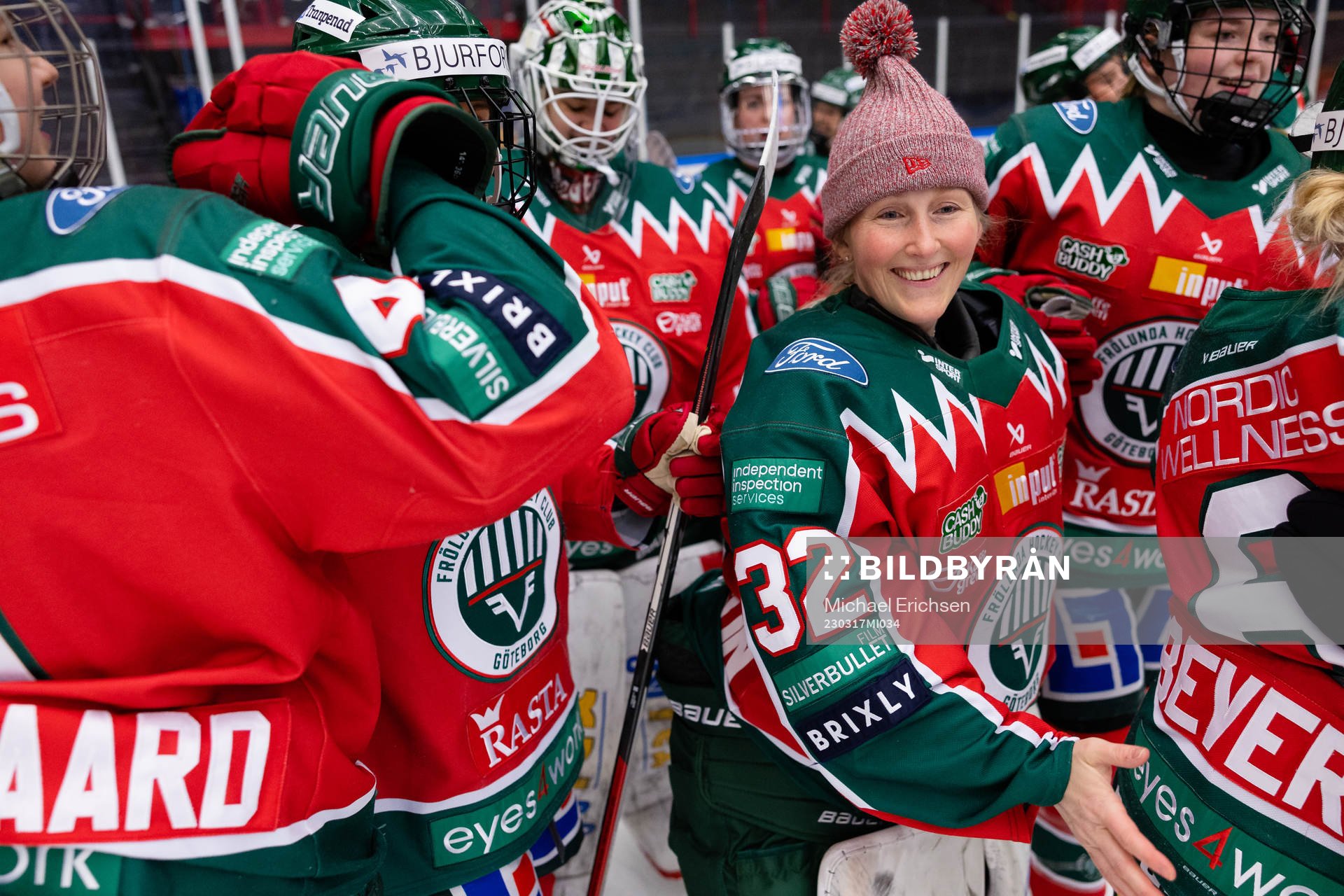 Frölundas sportchef målvakt Kim Martin Hasson  jublar med