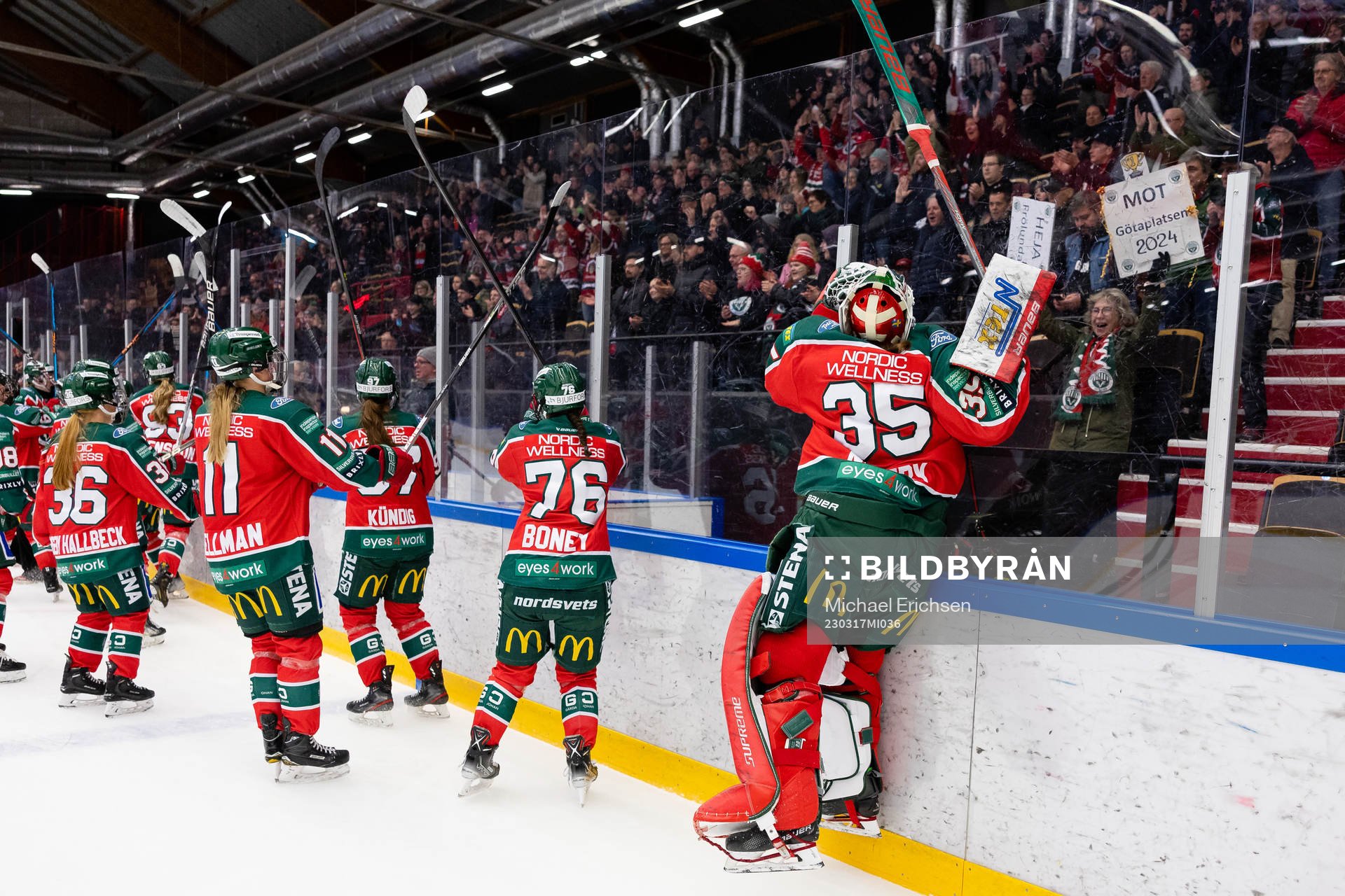 Frölundas spelare jublar och tackar publiken
