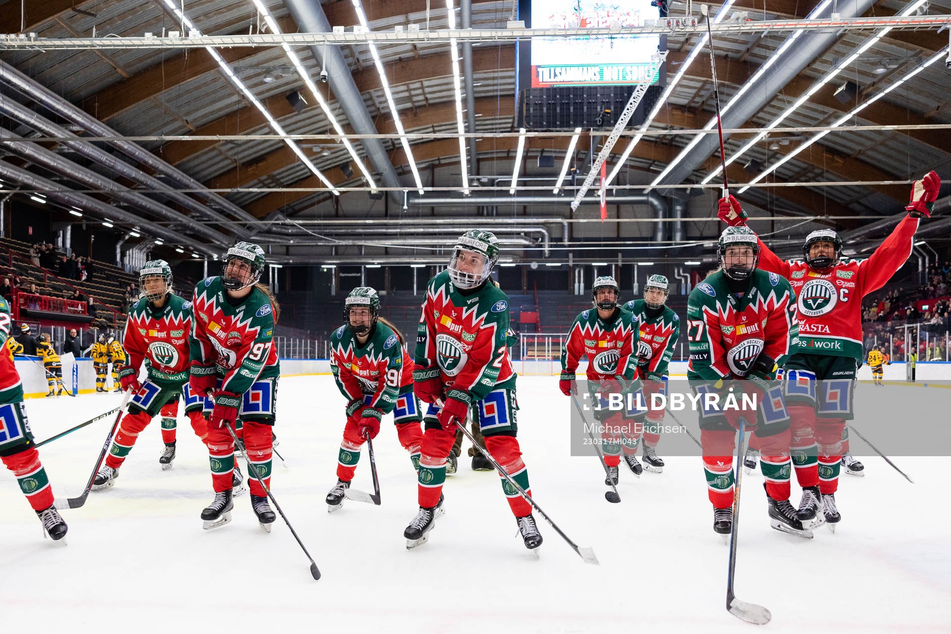 Frölundas spelare jublar och tackar klacken