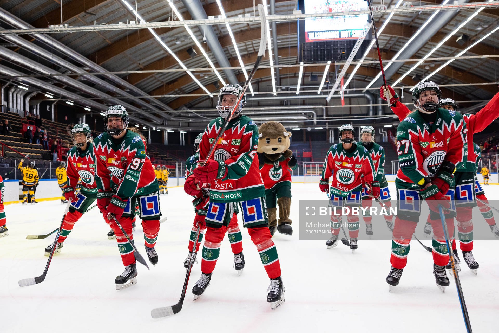 Frölundas spelare jublar och tackar klacken