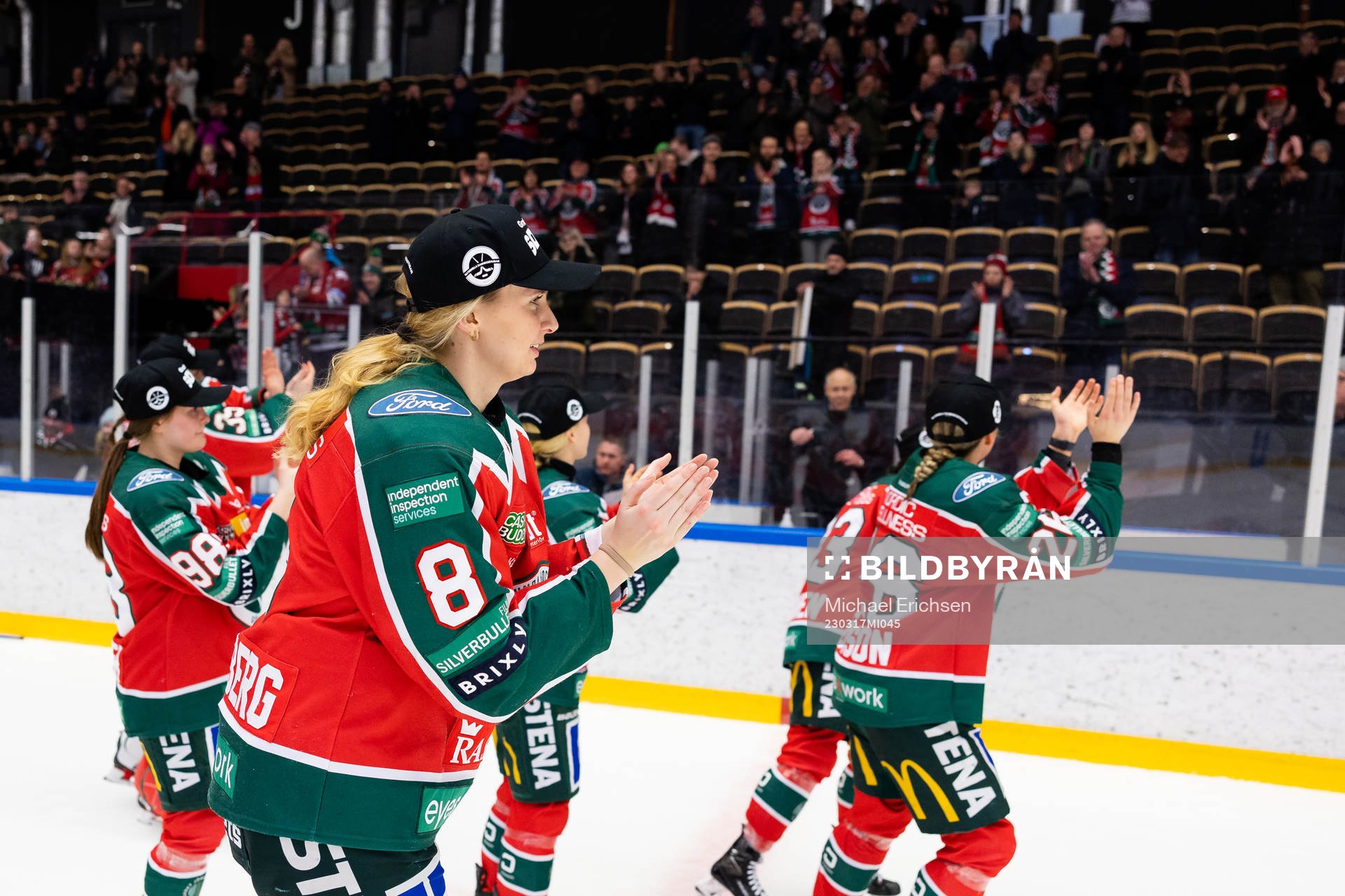Frölundas Karin Svedberg tackar publiken