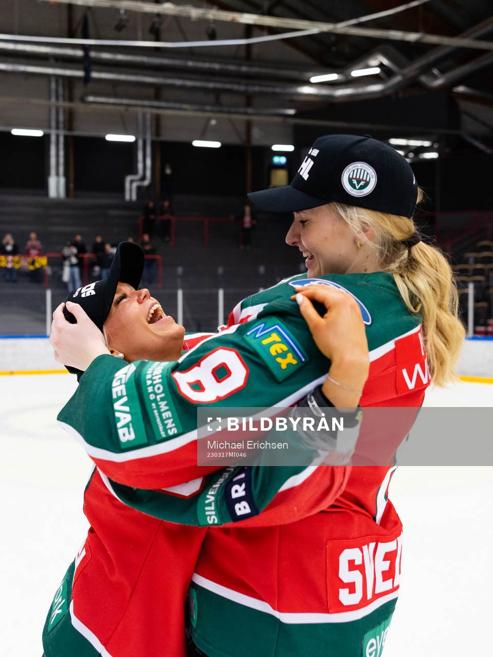 Frölundas Maja Beverin och Karin Svedberg jublar