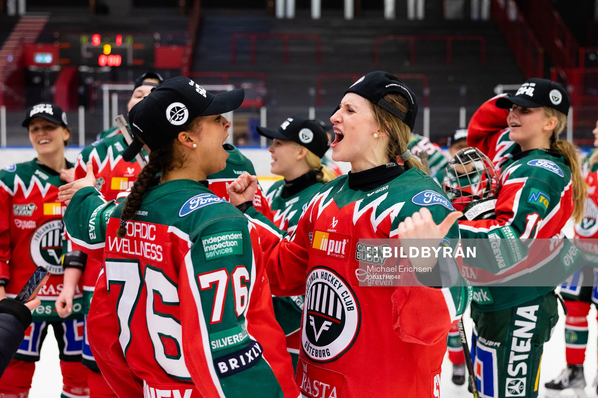 Frölundas Holly Boney och Nellie Svensson  jublar