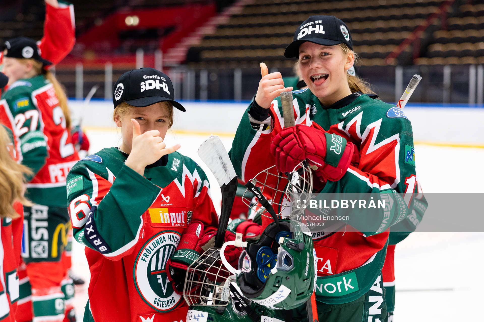 Frölundas Maja Beverin och Ella Hellman  jublar