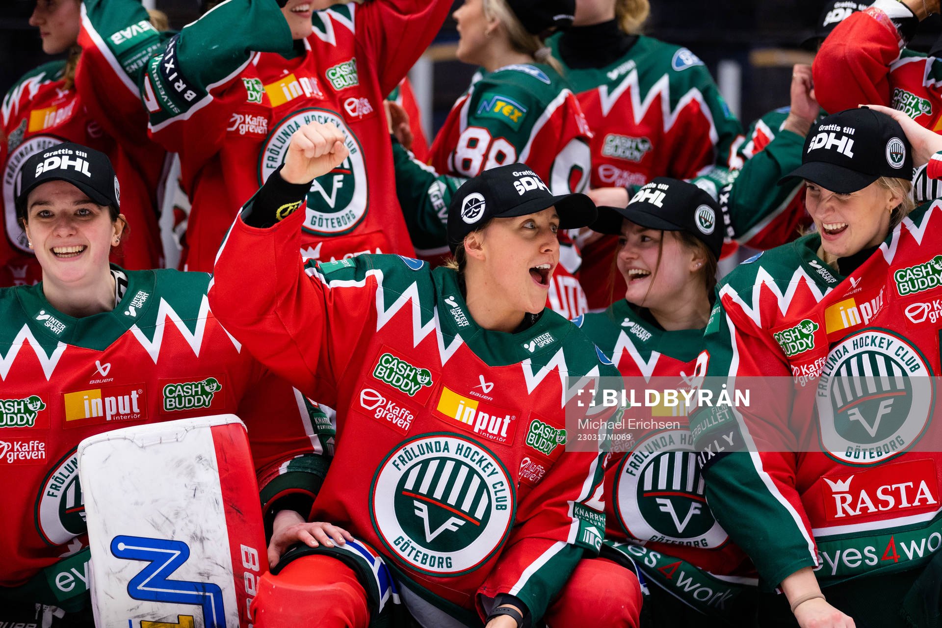Frölundas Hanna Olsson och Karin Svedberg jublar
